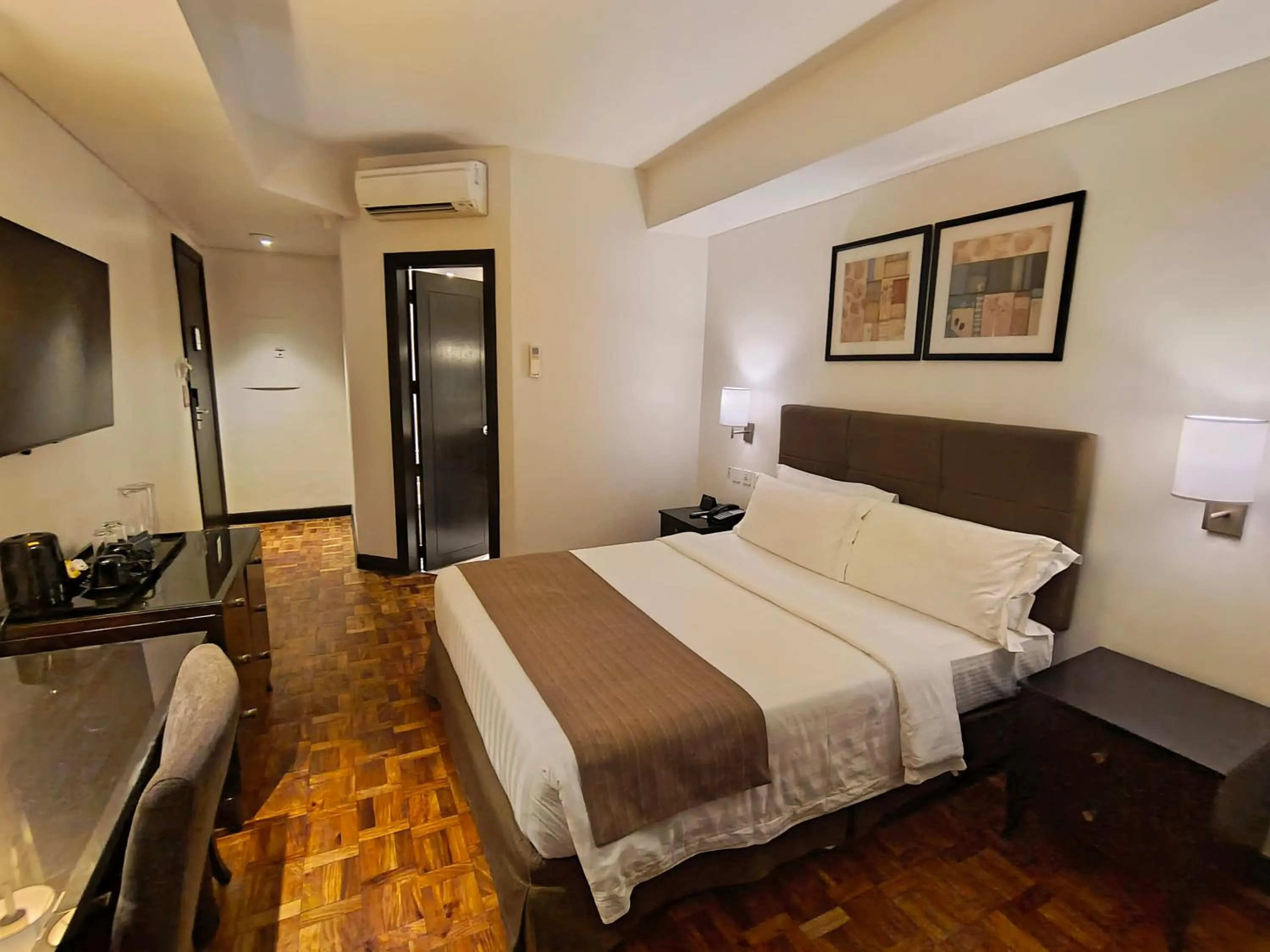 Bedroom, Bed in City Garden Hotel Makati