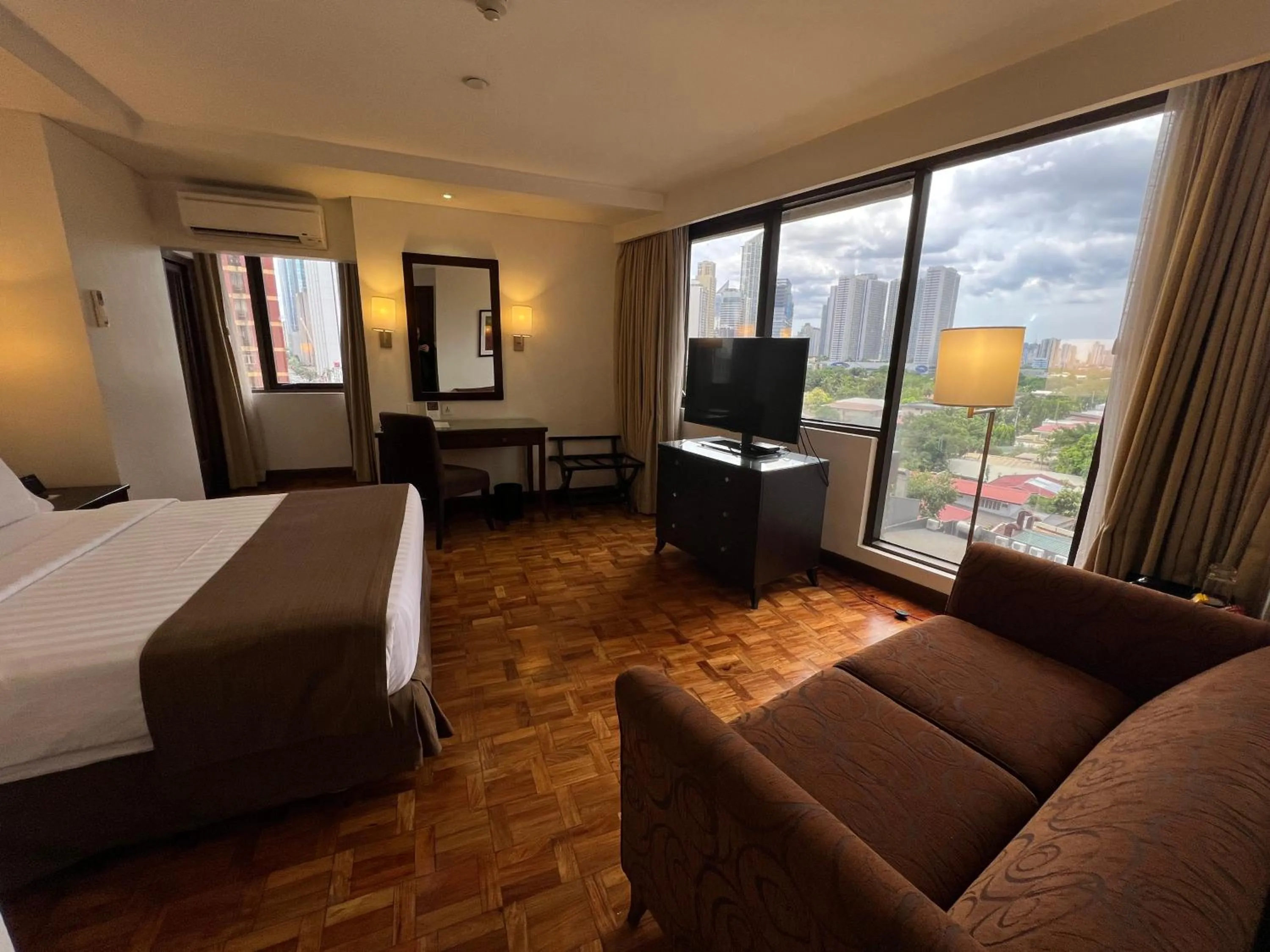 Bedroom, Bed in City Garden Hotel Makati