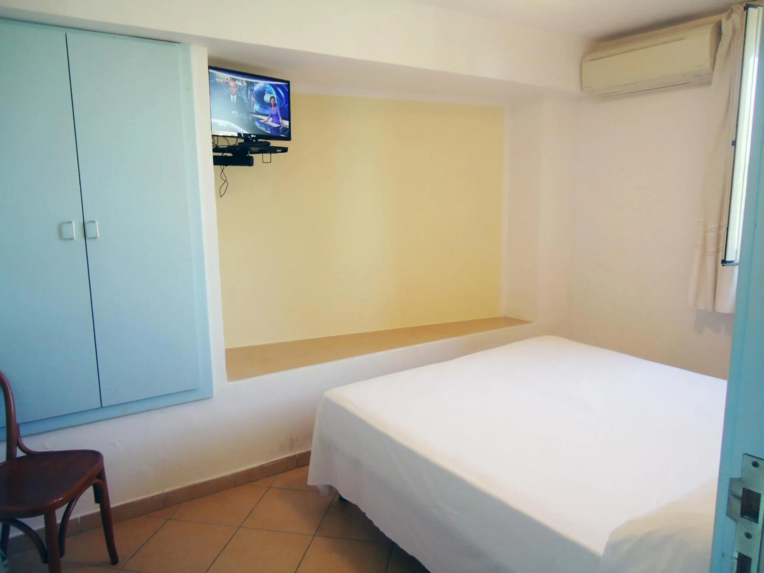 Bathroom, Bed in Hotel Ristorante Colleverde