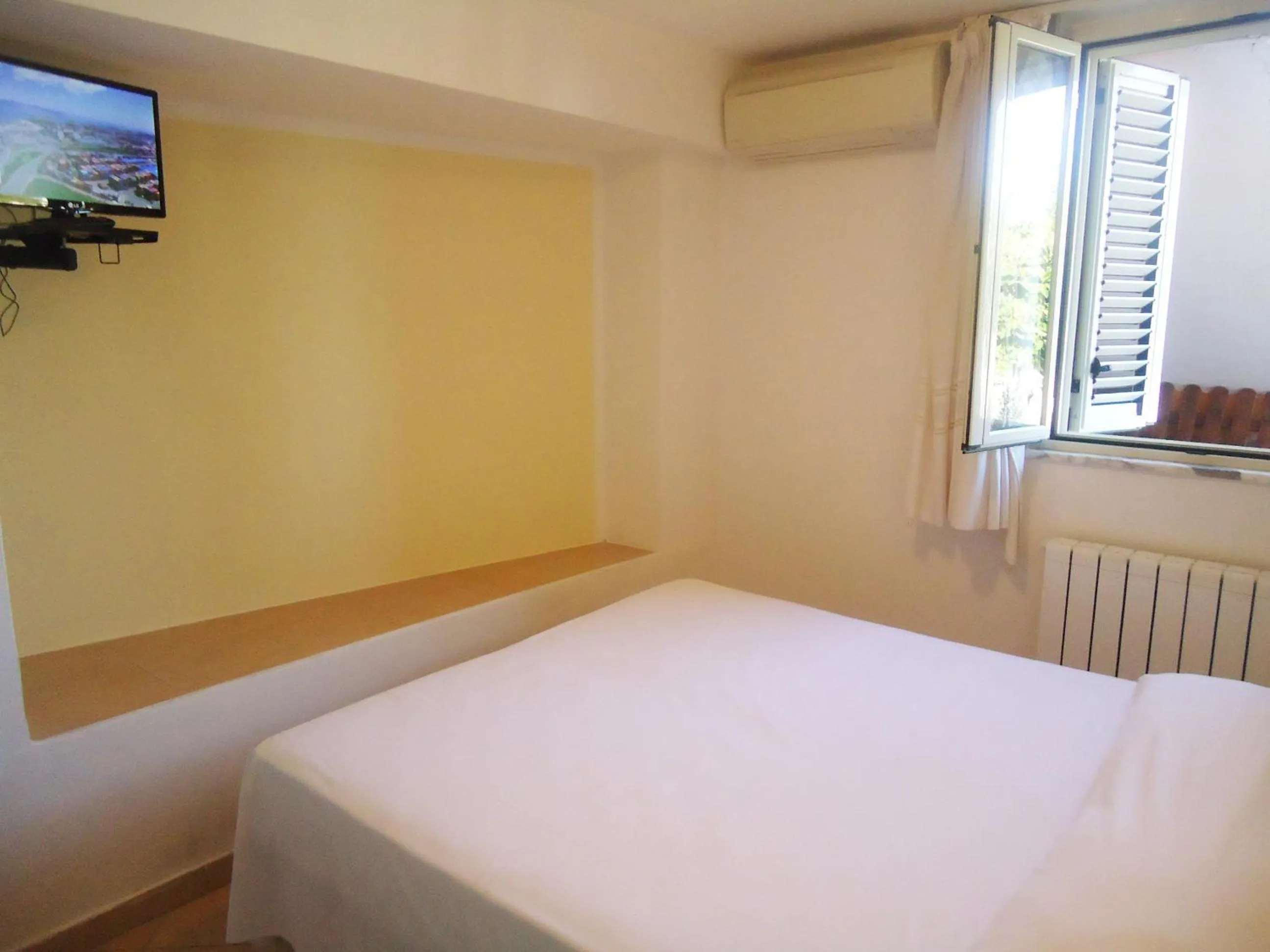 Bathroom, Bed in Hotel Ristorante Colleverde