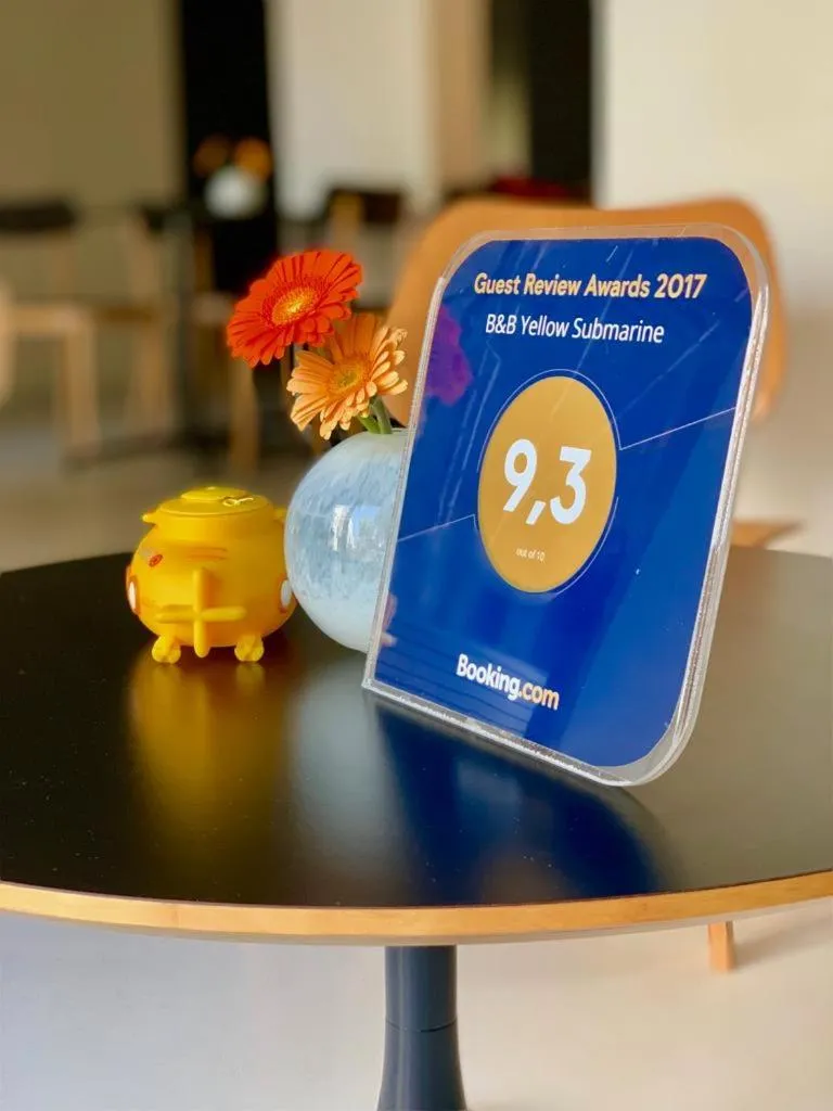 Logo/Certificate/Sign in B&B Yellow Submarine