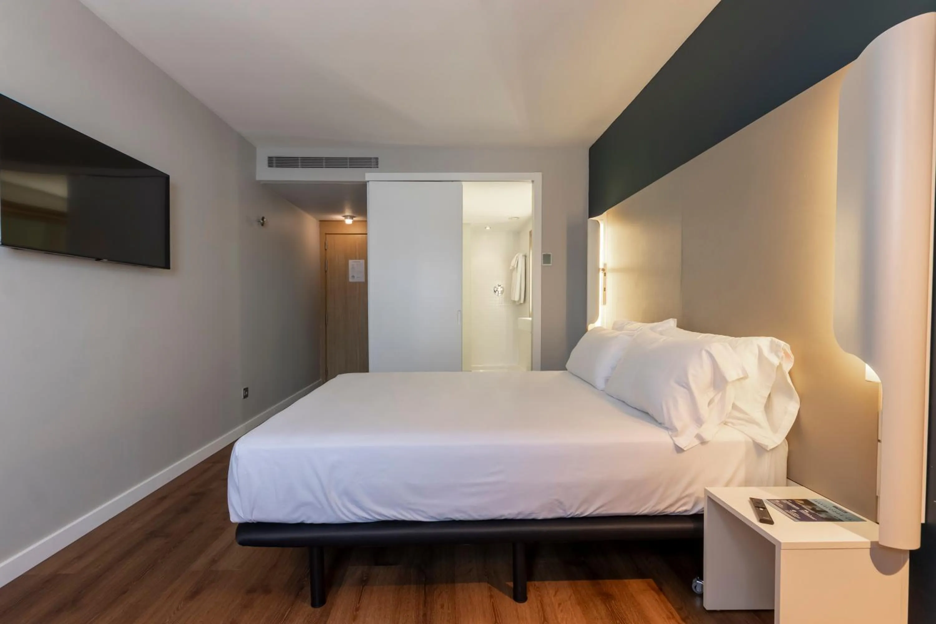 Bed in Travelodge Málaga Airport