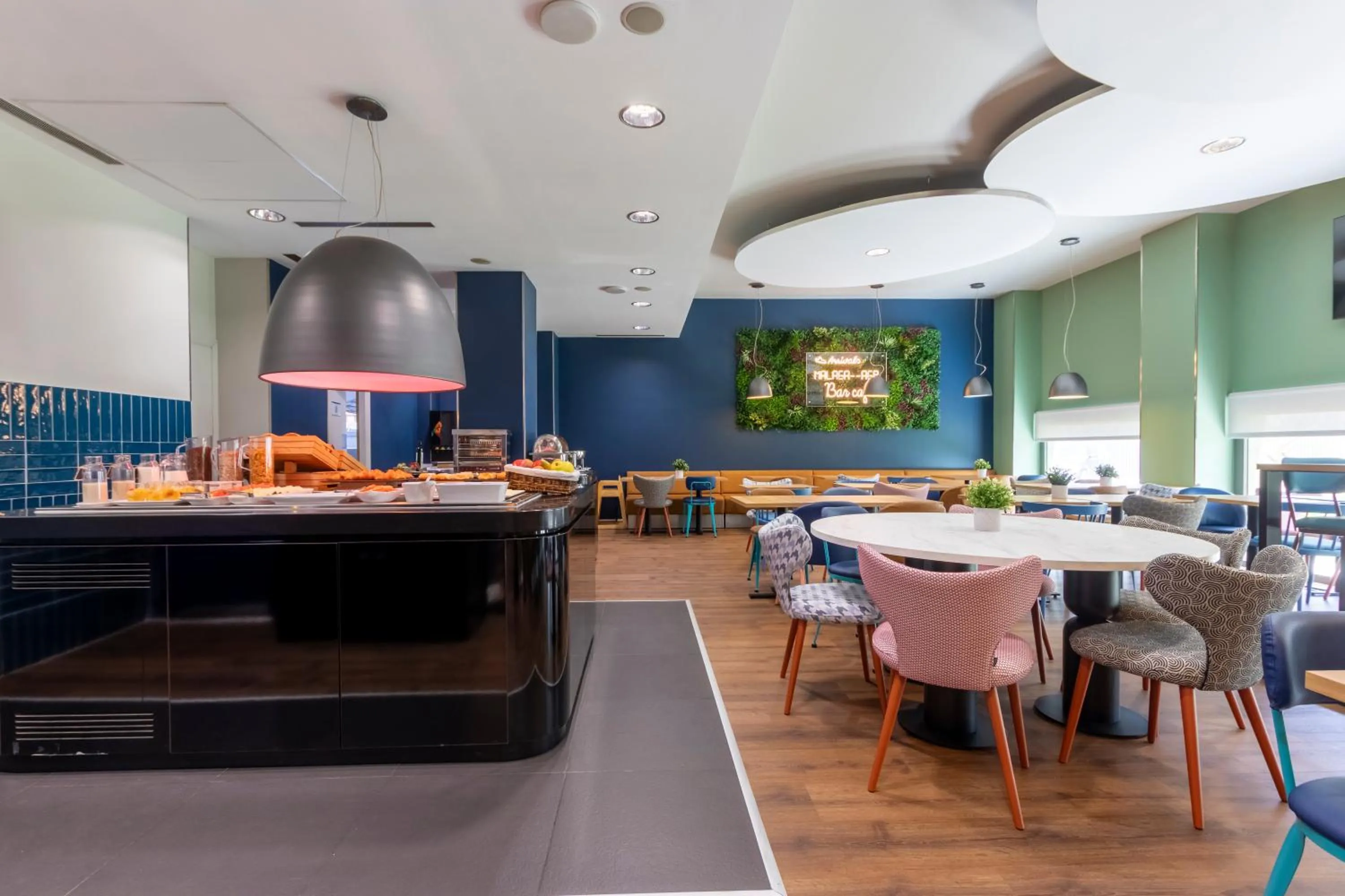 Restaurant/places to eat in Travelodge Málaga Airport