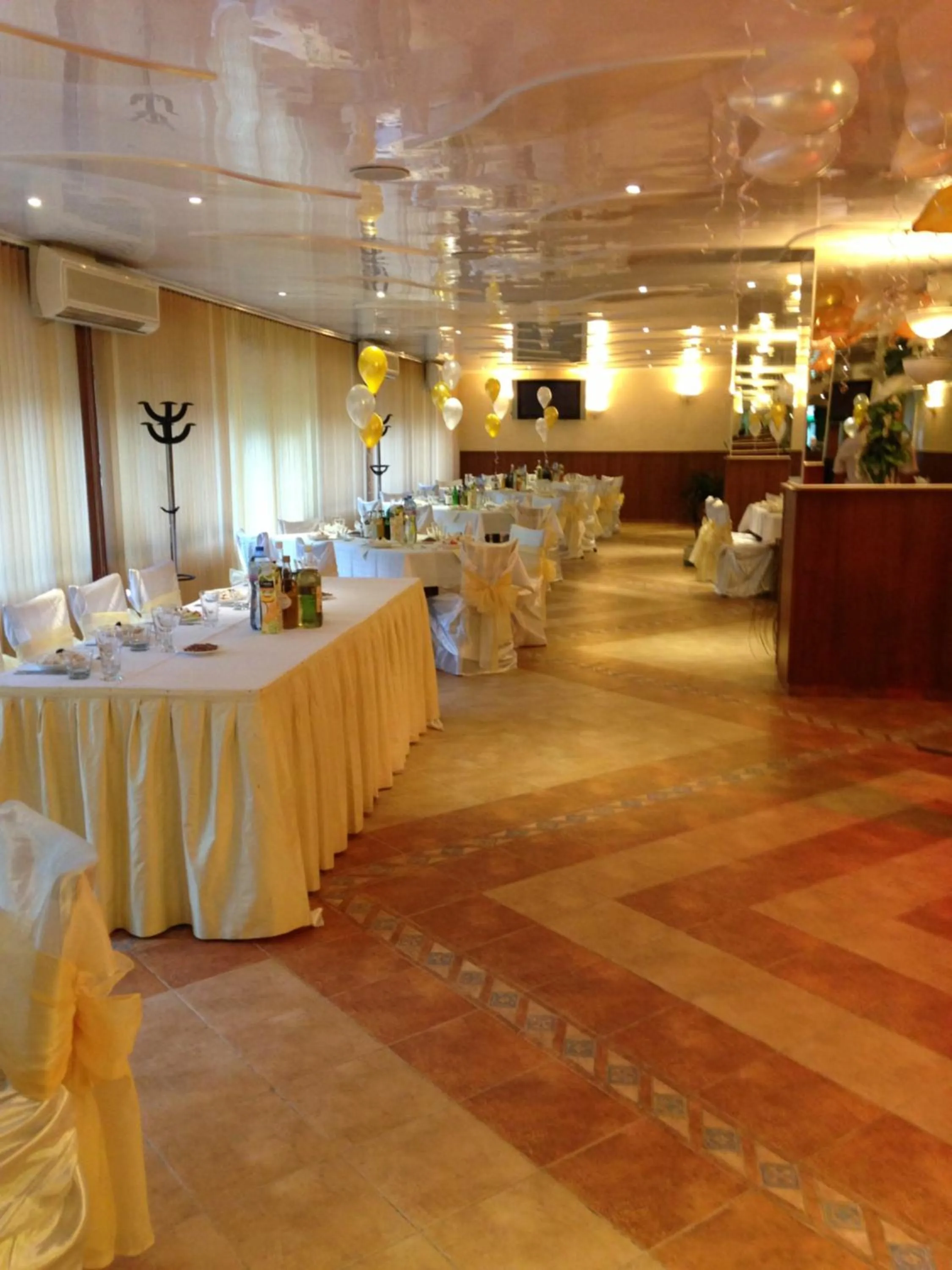 Restaurant/places to eat in Diana 3 Hotel