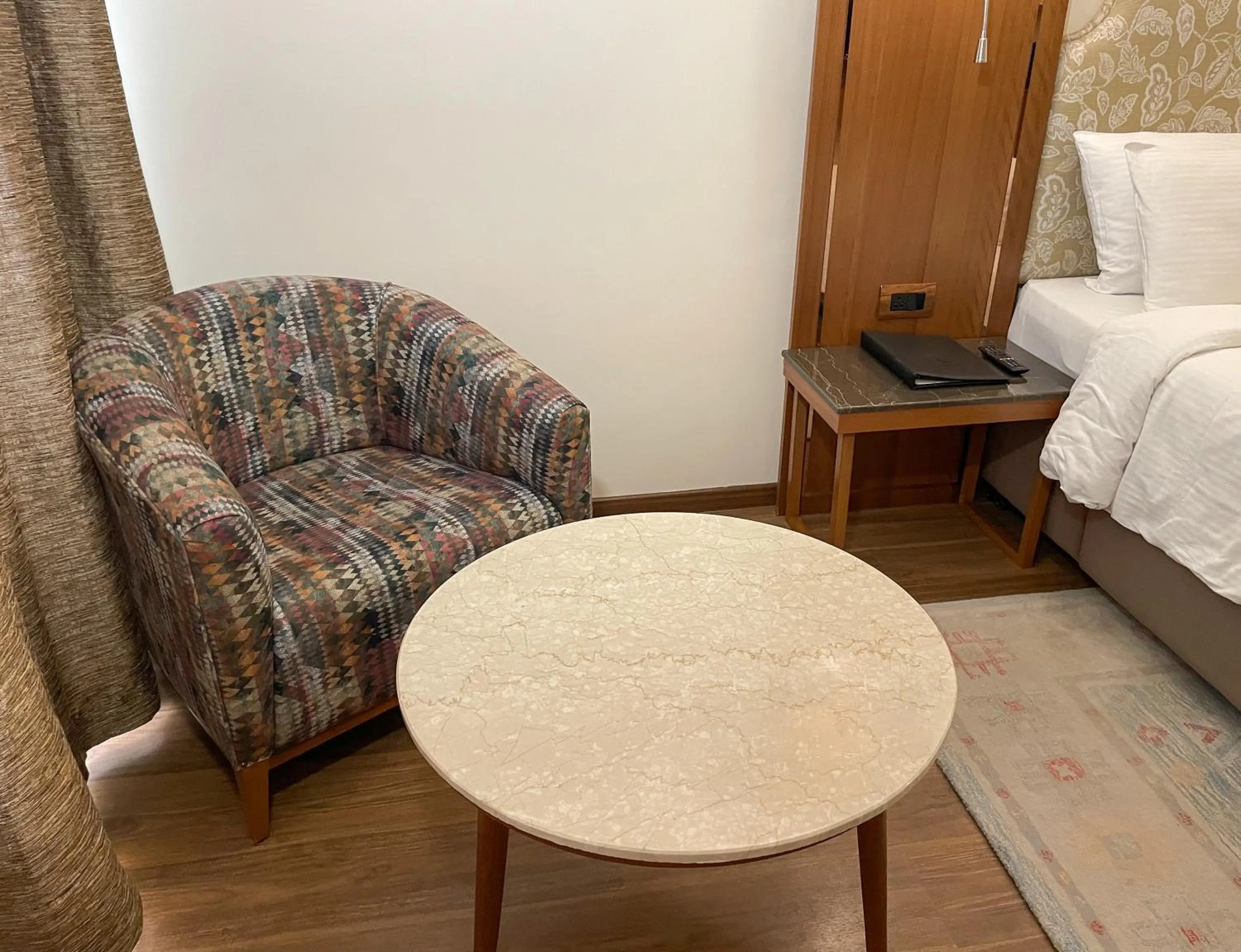 Seating area, Bed in Comfort Hotel Vista