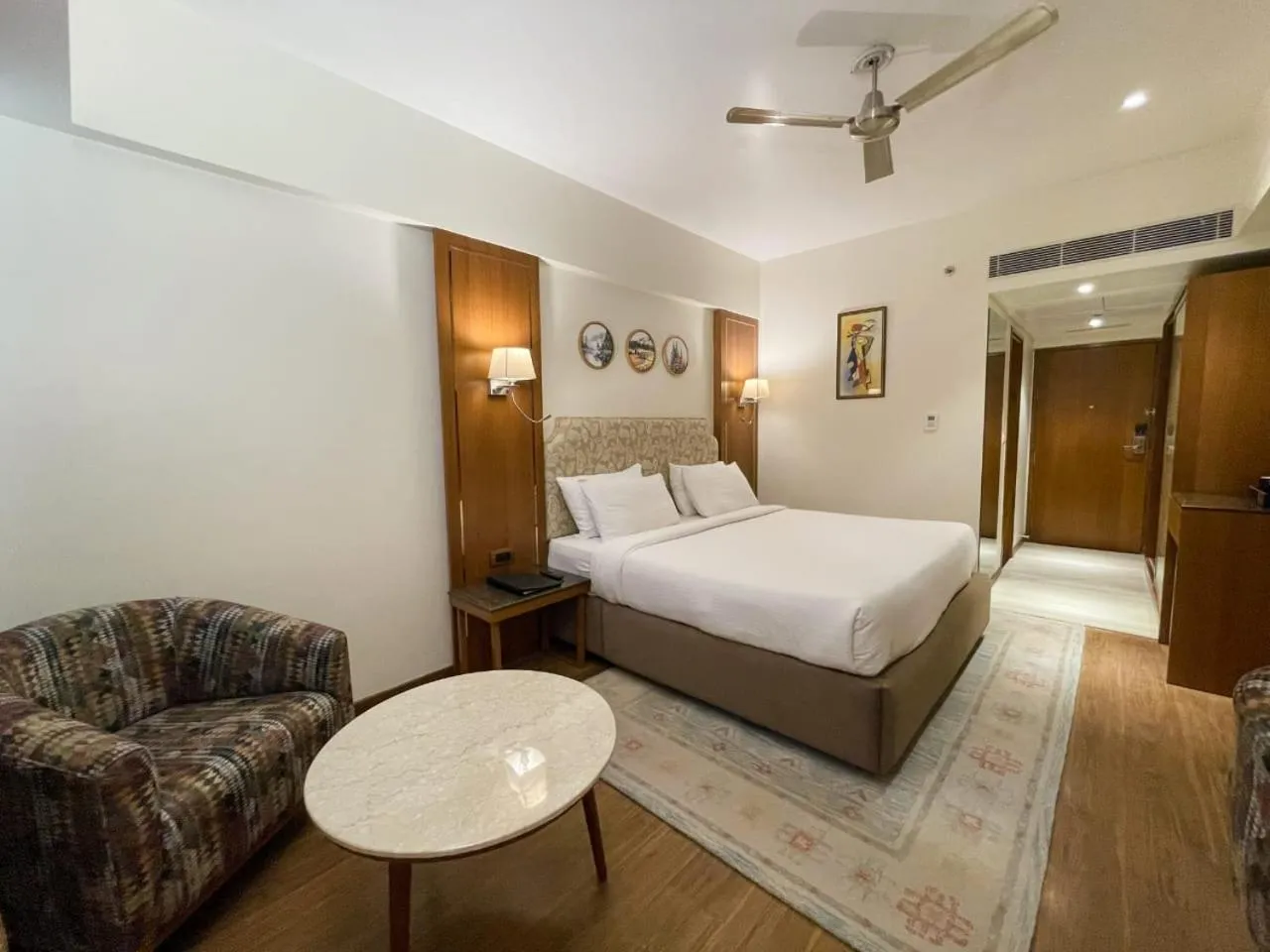 Seating area, Bed in Comfort Hotel Vista