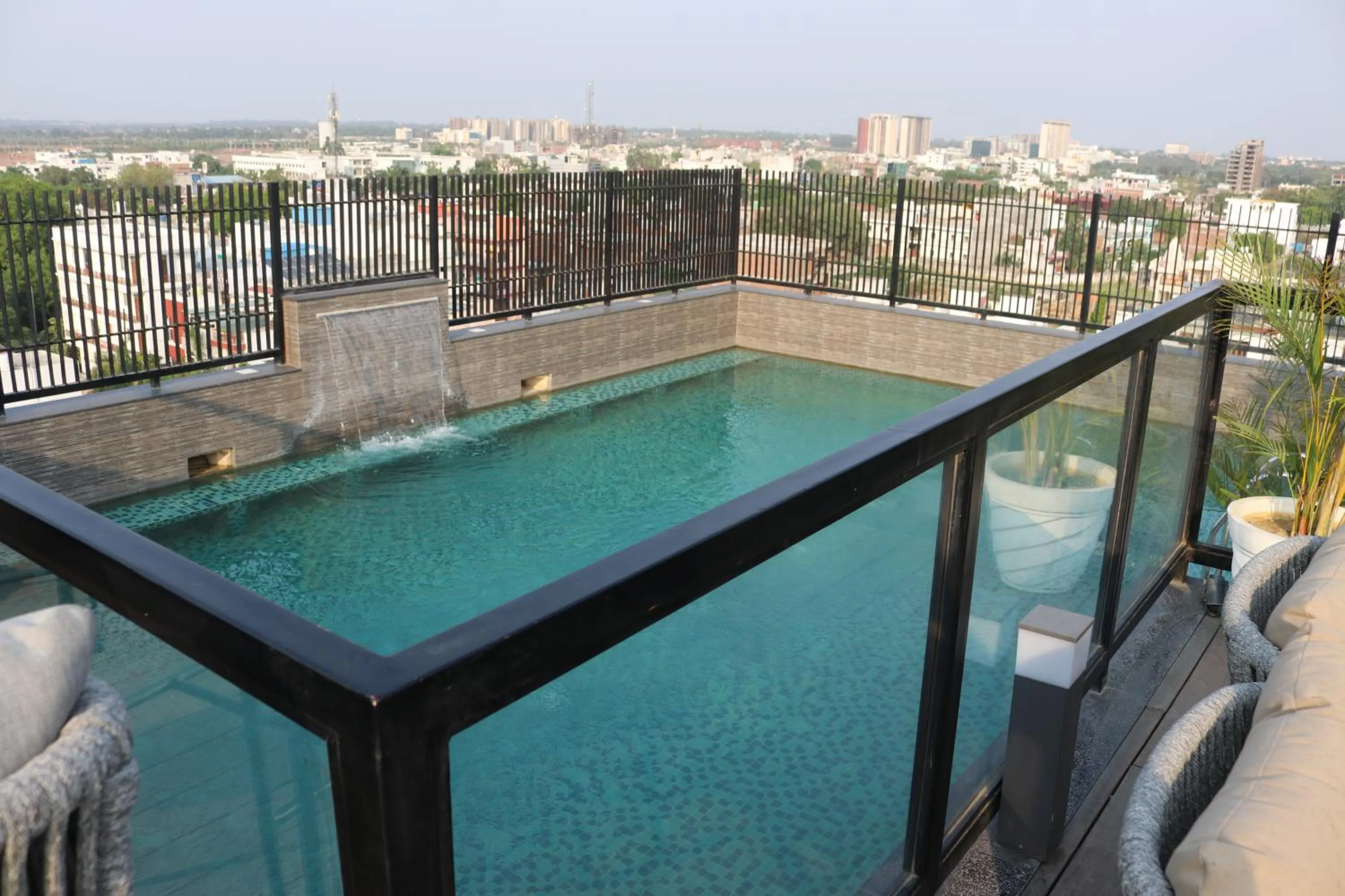 Swimming pool in Comfort Hotel Vista