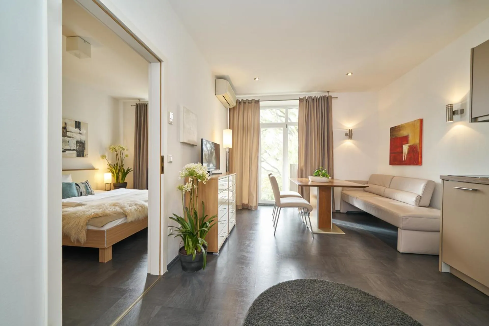 Living room, Bed in Hotel am Hof