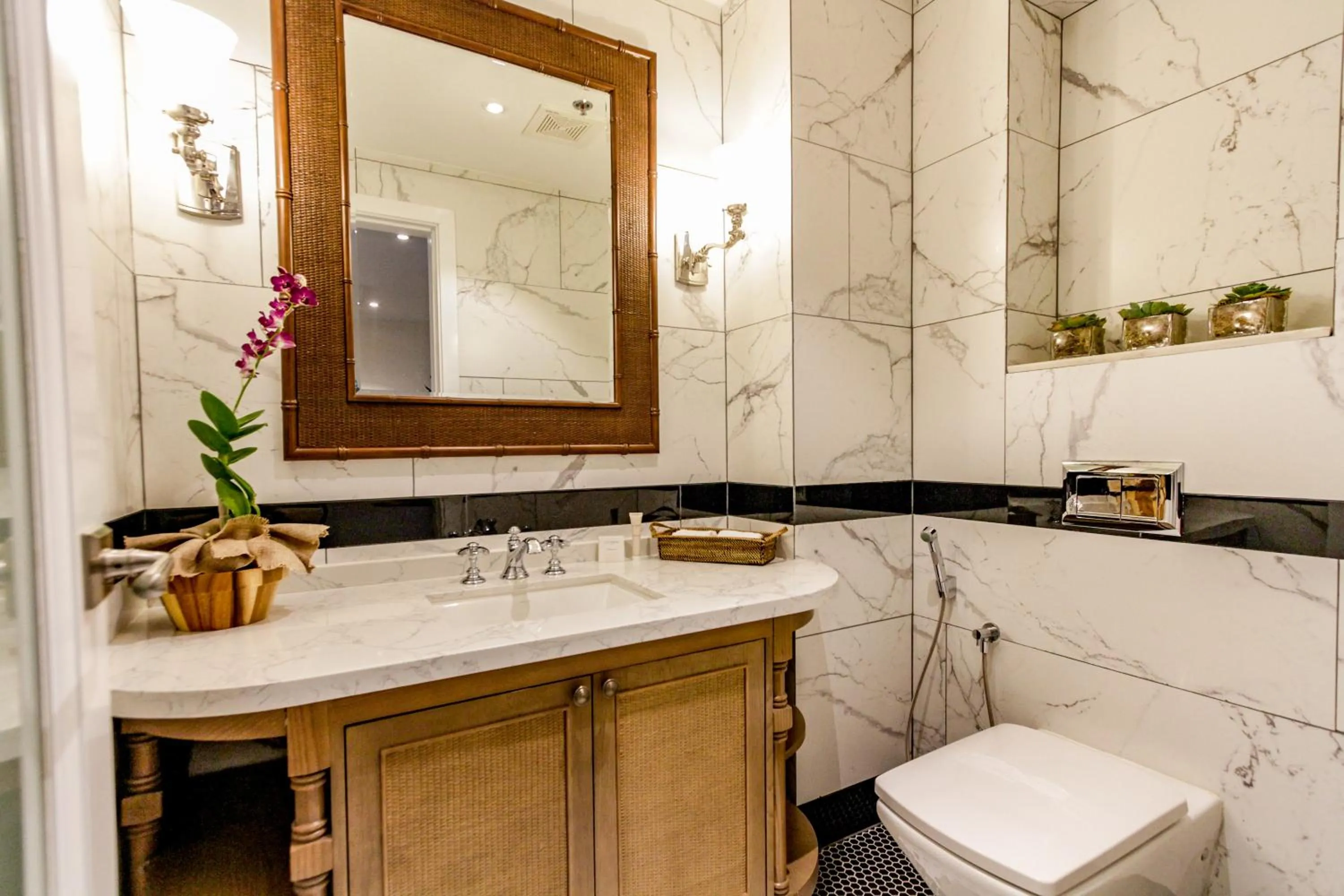 Toilet in Feliz Hotel Boracay