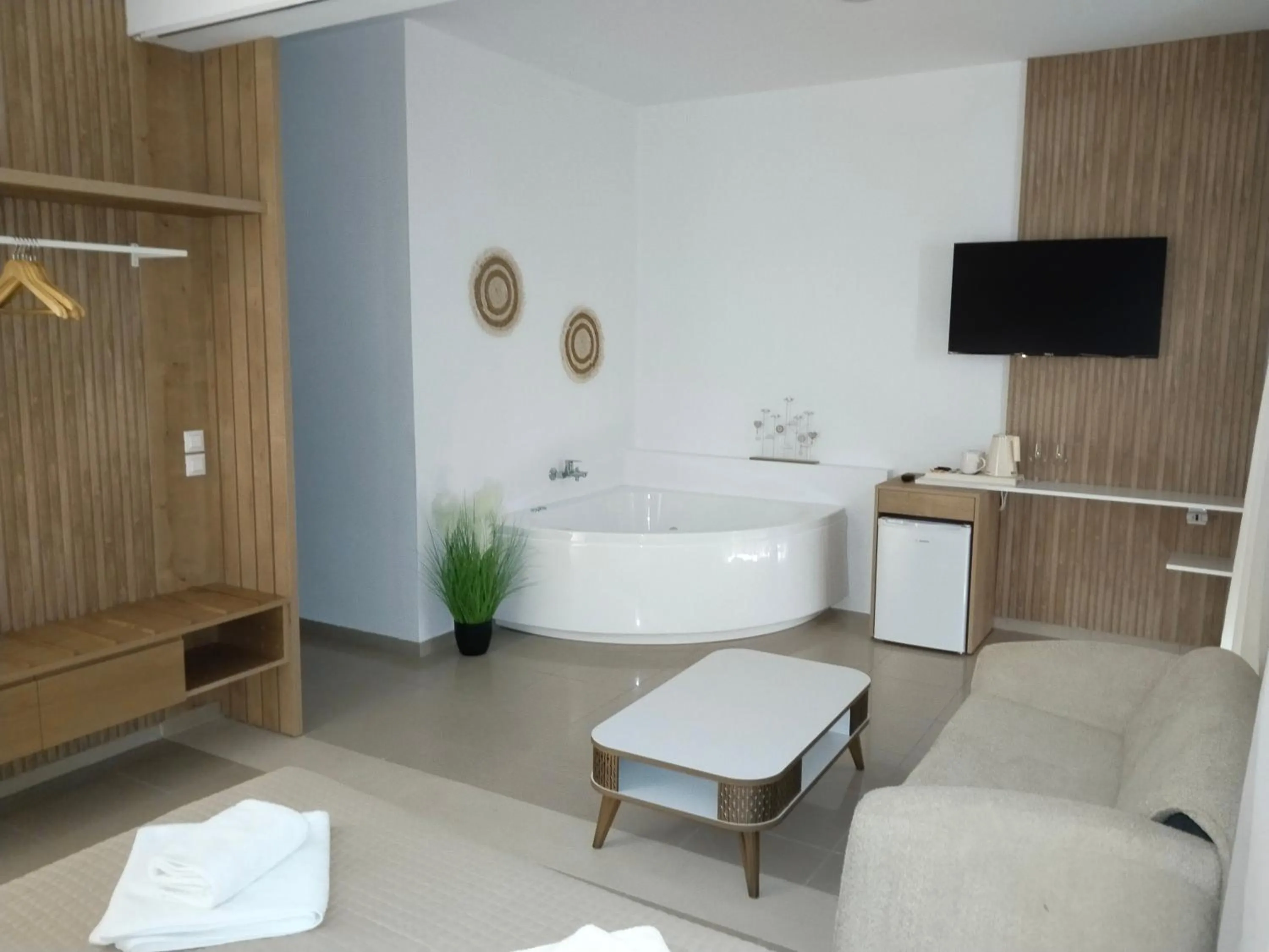 Hot Tub in Mandy Suites