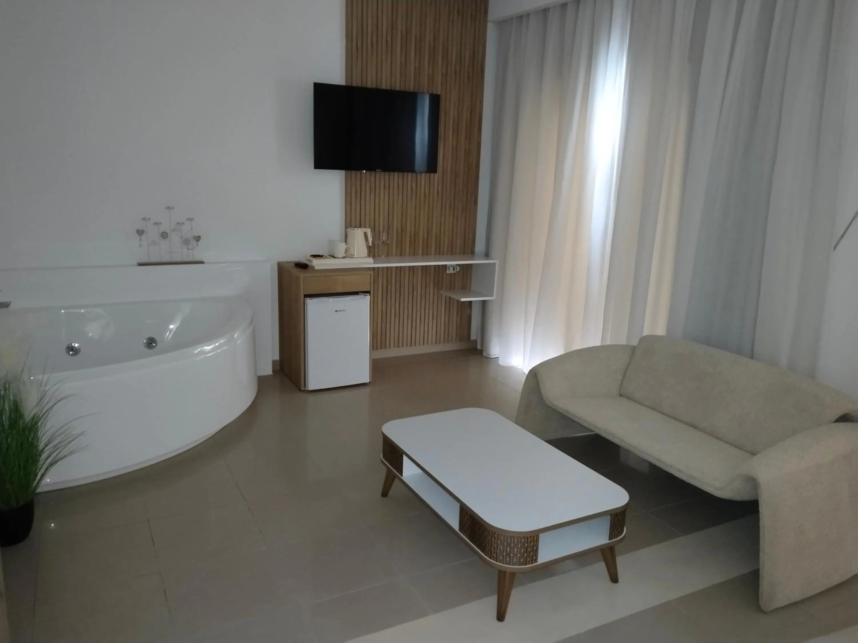 Hot Tub in Mandy Suites