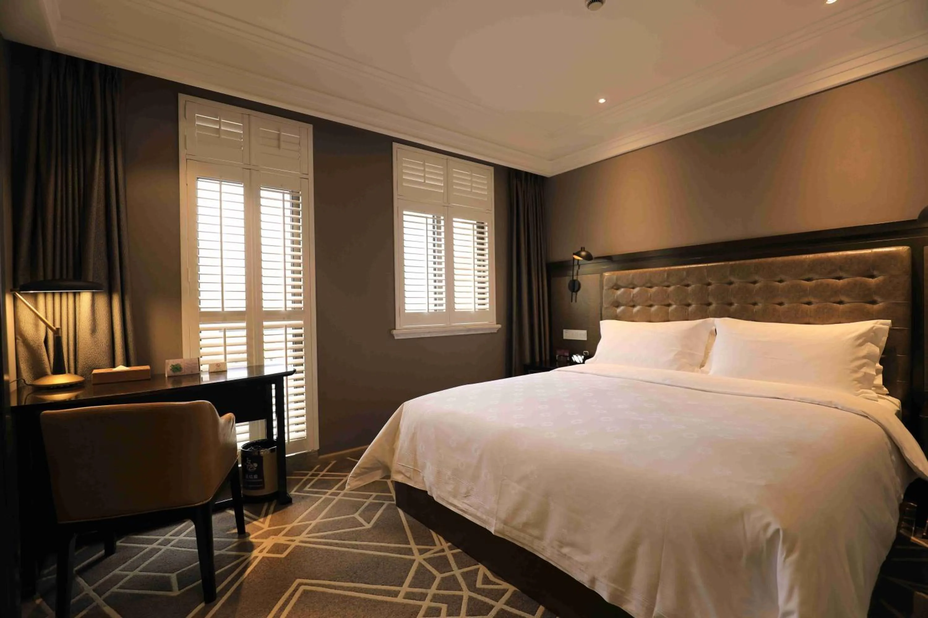 Bed in Jinjiang Metropolo Hotel Classic Nanjing Road (East) Shanghai