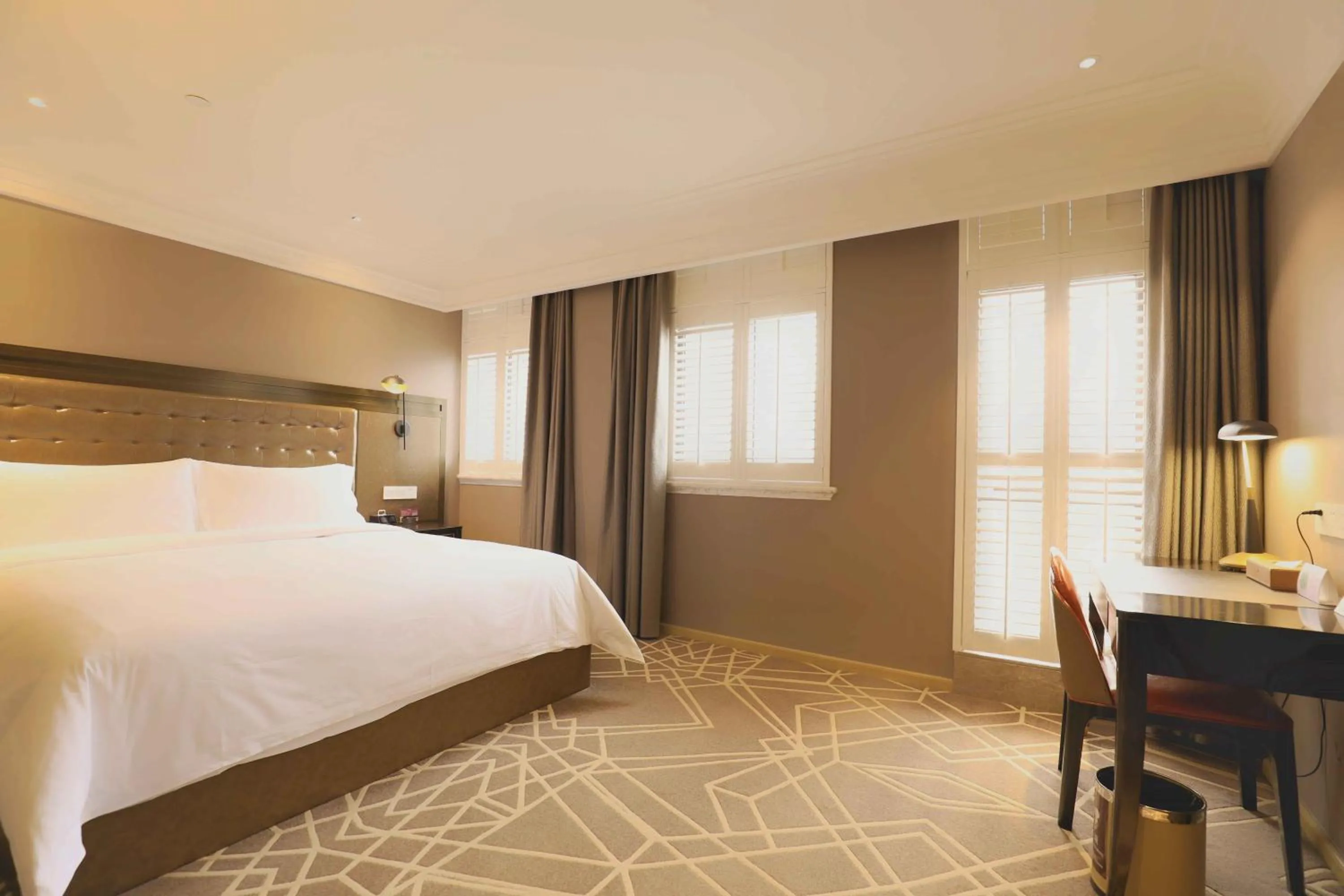 Property building, Bed in Jinjiang Metropolo Hotel Classic Nanjing Road (East) Shanghai
