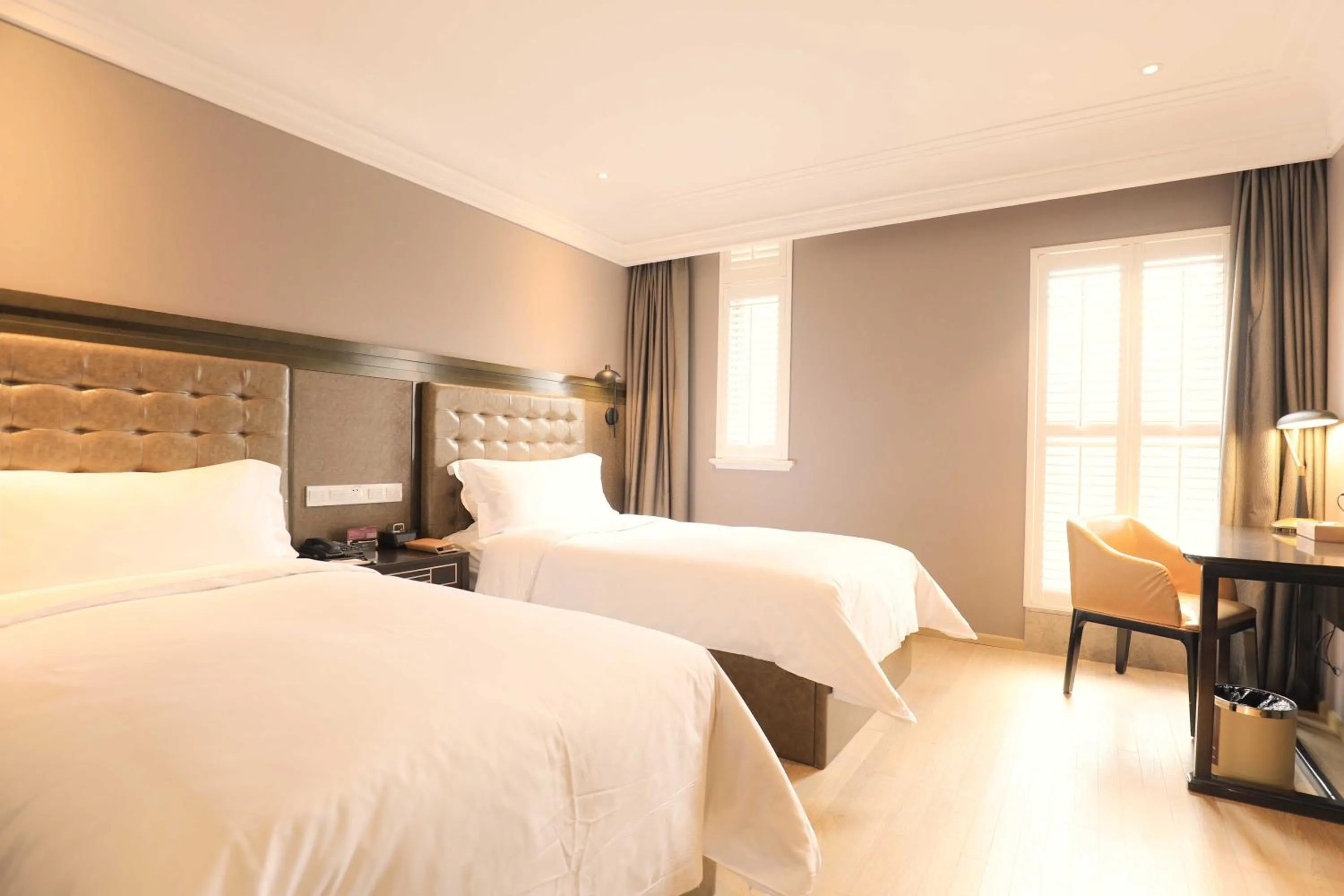 Bed in Jinjiang Metropolo Hotel Classic Nanjing Road (East) Shanghai