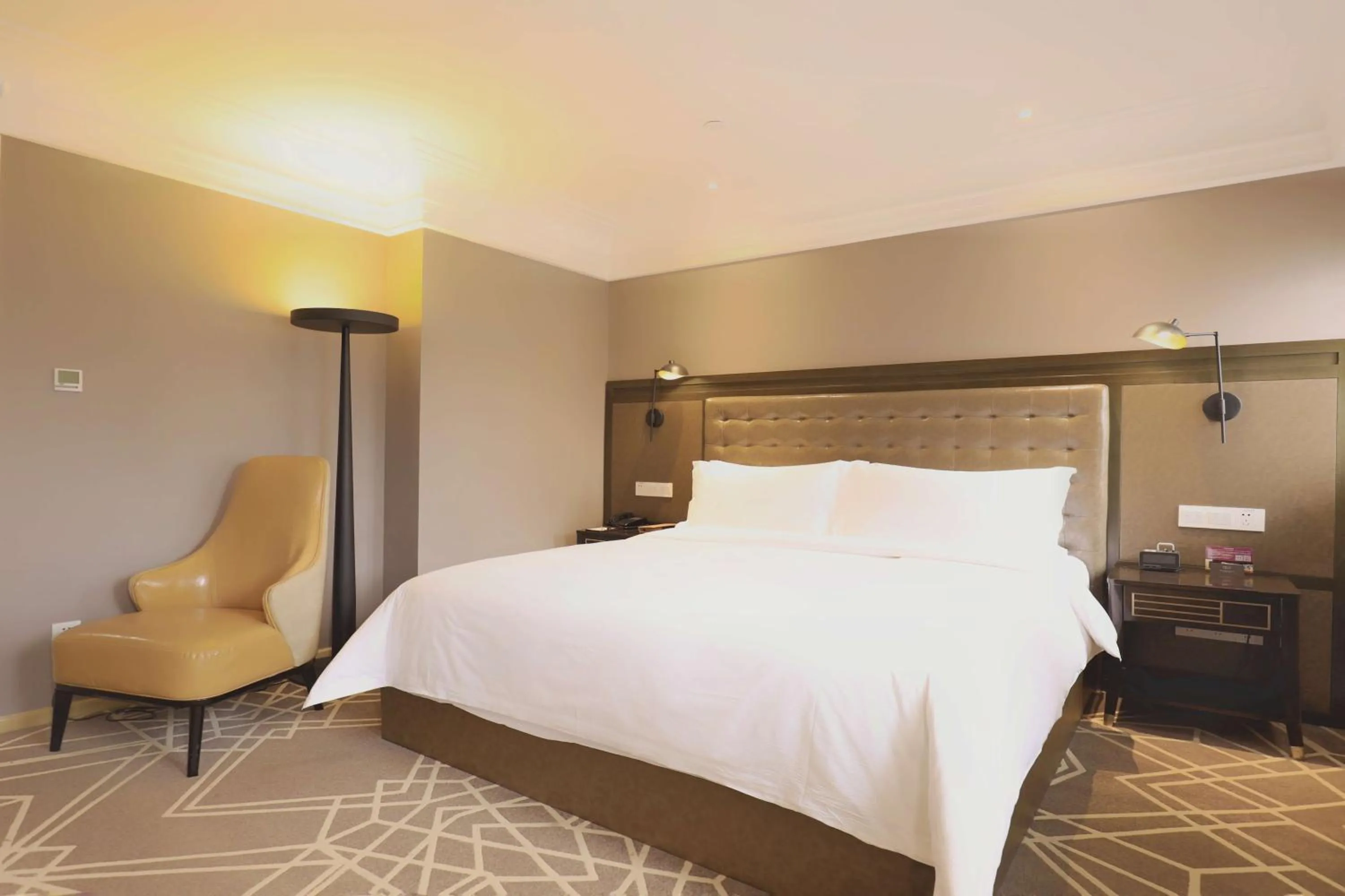 Property building, Bed in Jinjiang Metropolo Hotel Classic Nanjing Road (East) Shanghai