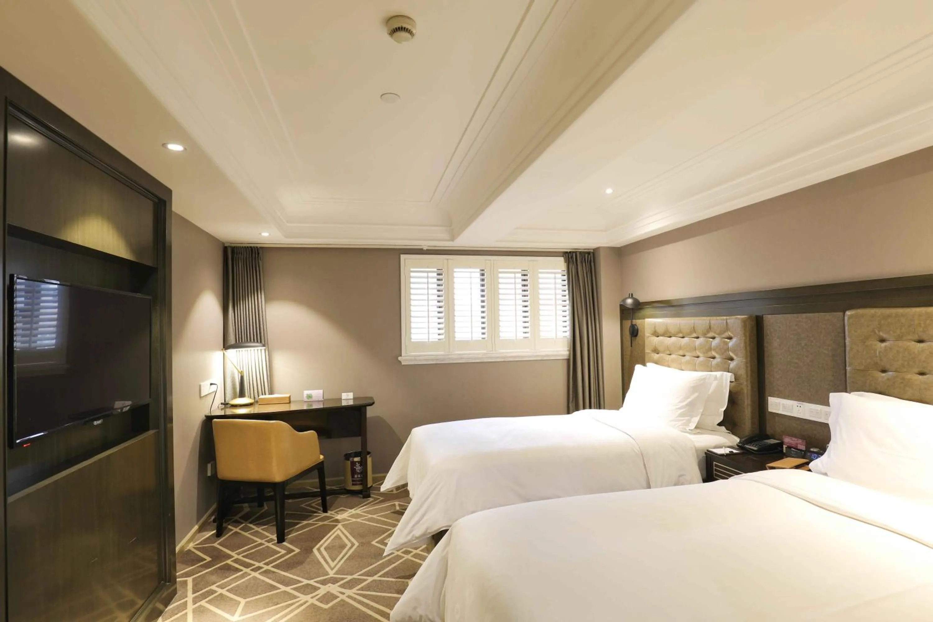 Bed in Jinjiang Metropolo Hotel Classic Nanjing Road (East) Shanghai