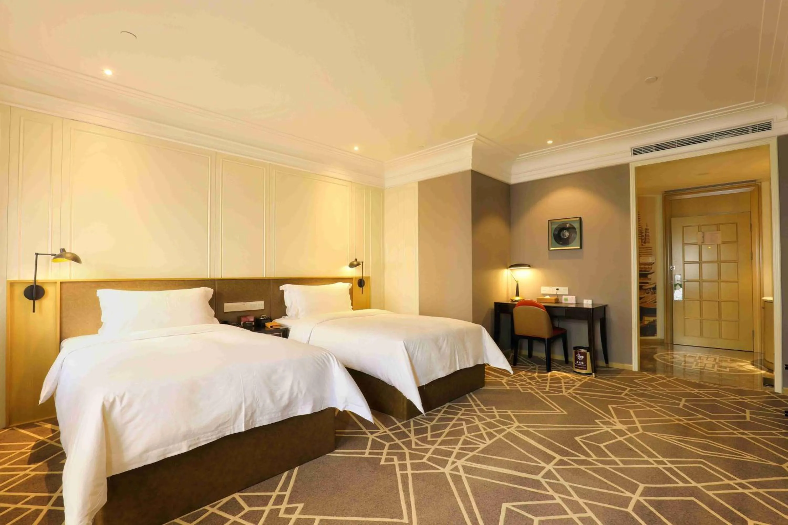 Bed in Jinjiang Metropolo Hotel Classic Nanjing Road (East) Shanghai