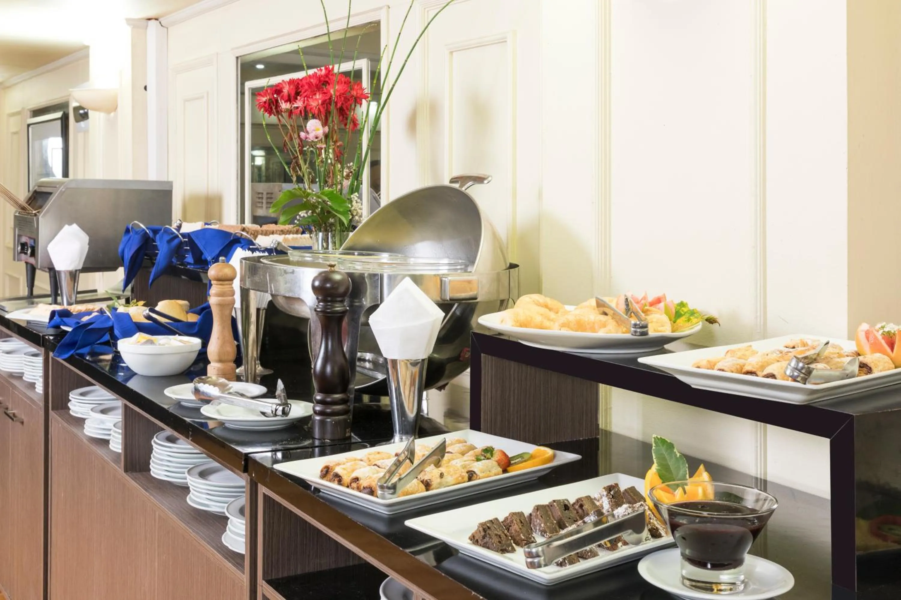 Buffet breakfast in Hotel Frontera Clásico