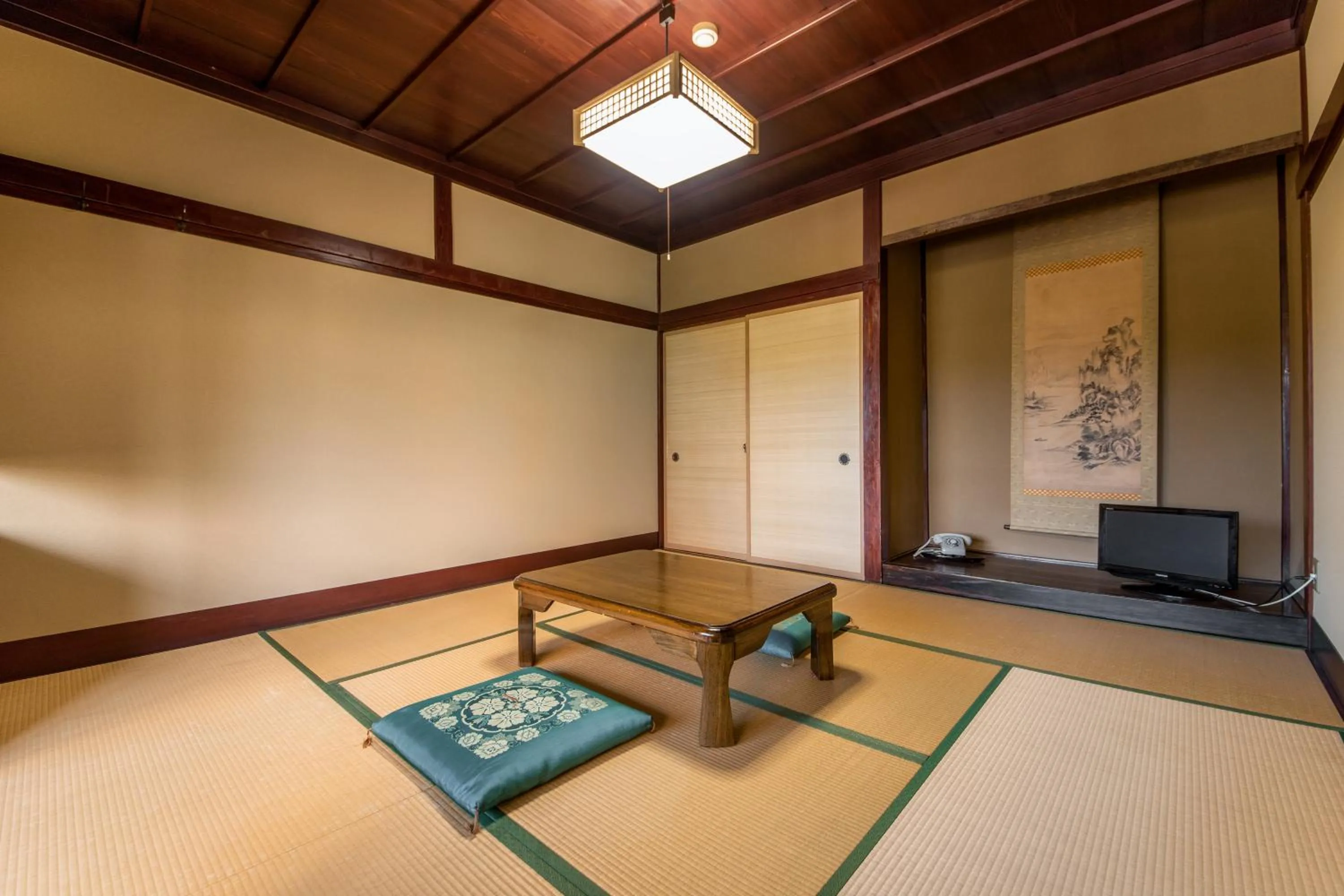 Photo of the whole room in Kadokyu Ryokan