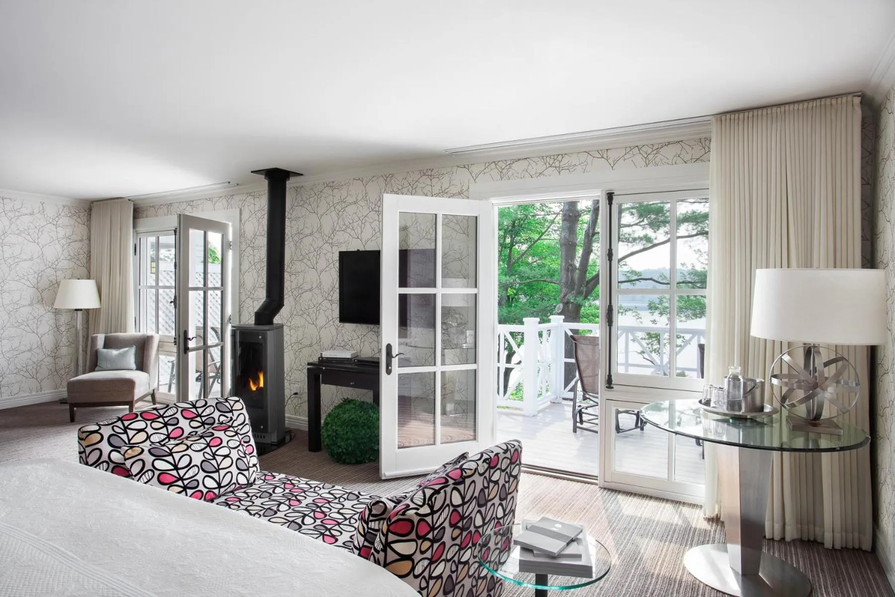 Balcony/Terrace, Bed in Manoir Hovey, Relais & Châteaux