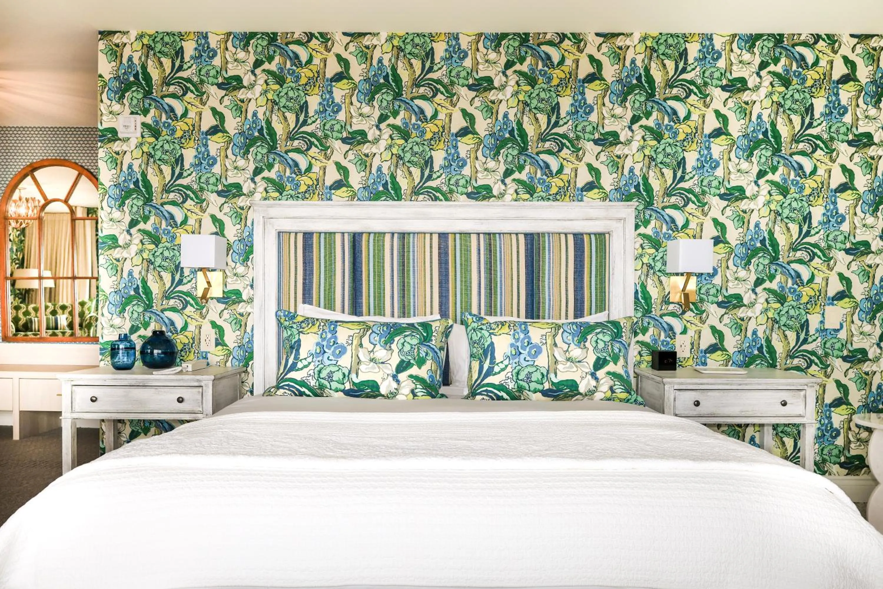 Bed in Manoir Hovey, Relais & Châteaux