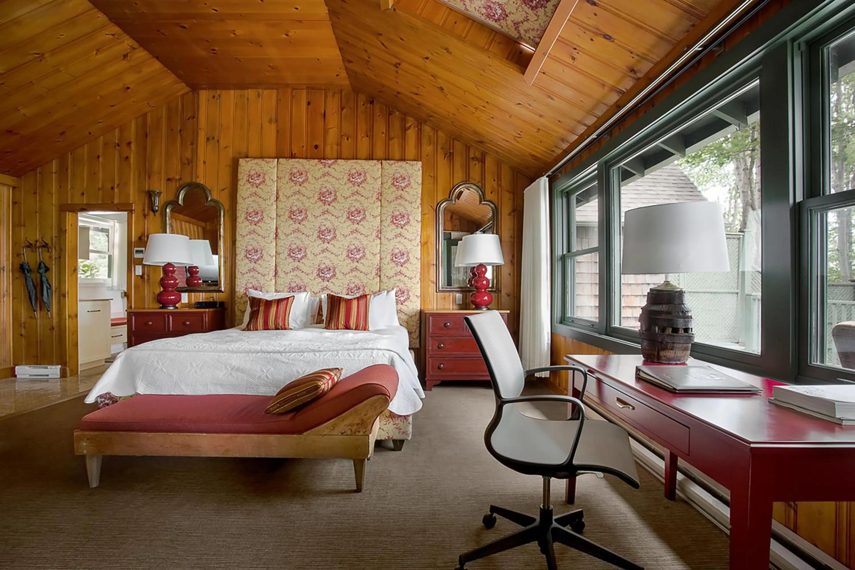 Bedroom, Bed in Manoir Hovey, Relais & Châteaux