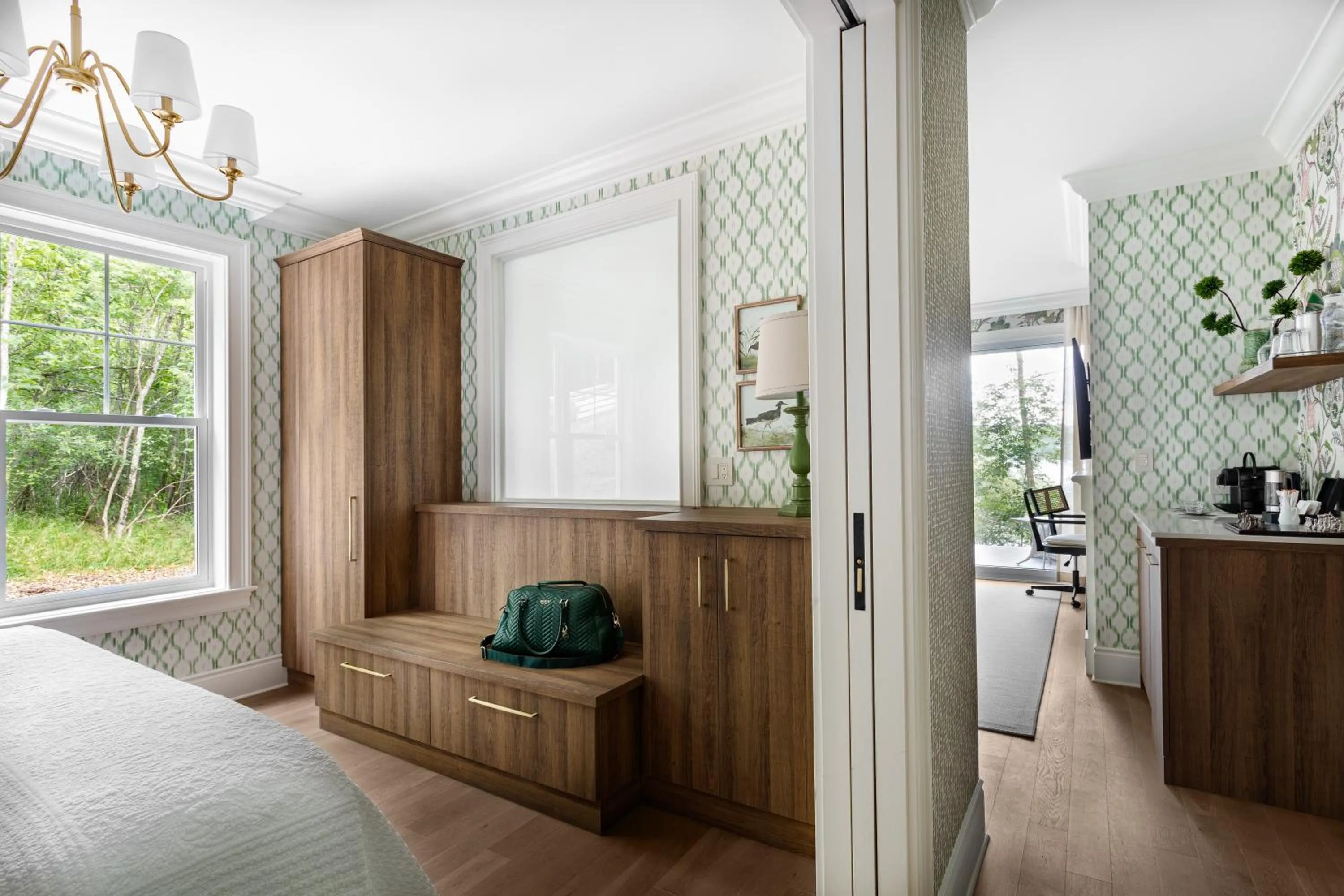 Bedroom, Bed in Manoir Hovey, Relais & Châteaux