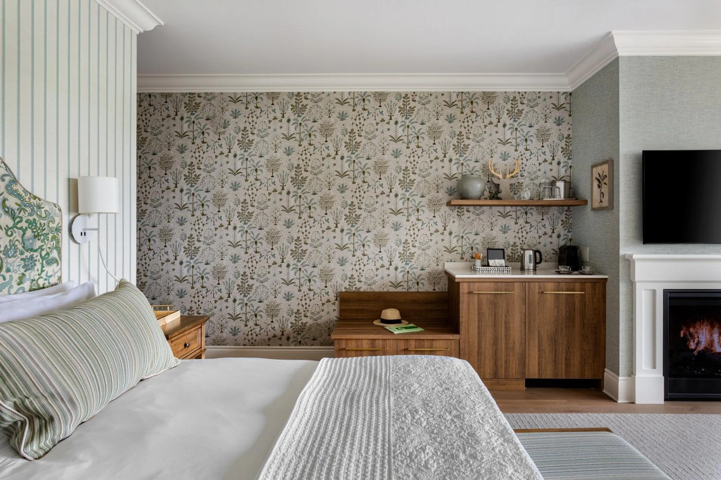 Bed in Manoir Hovey, Relais & Châteaux