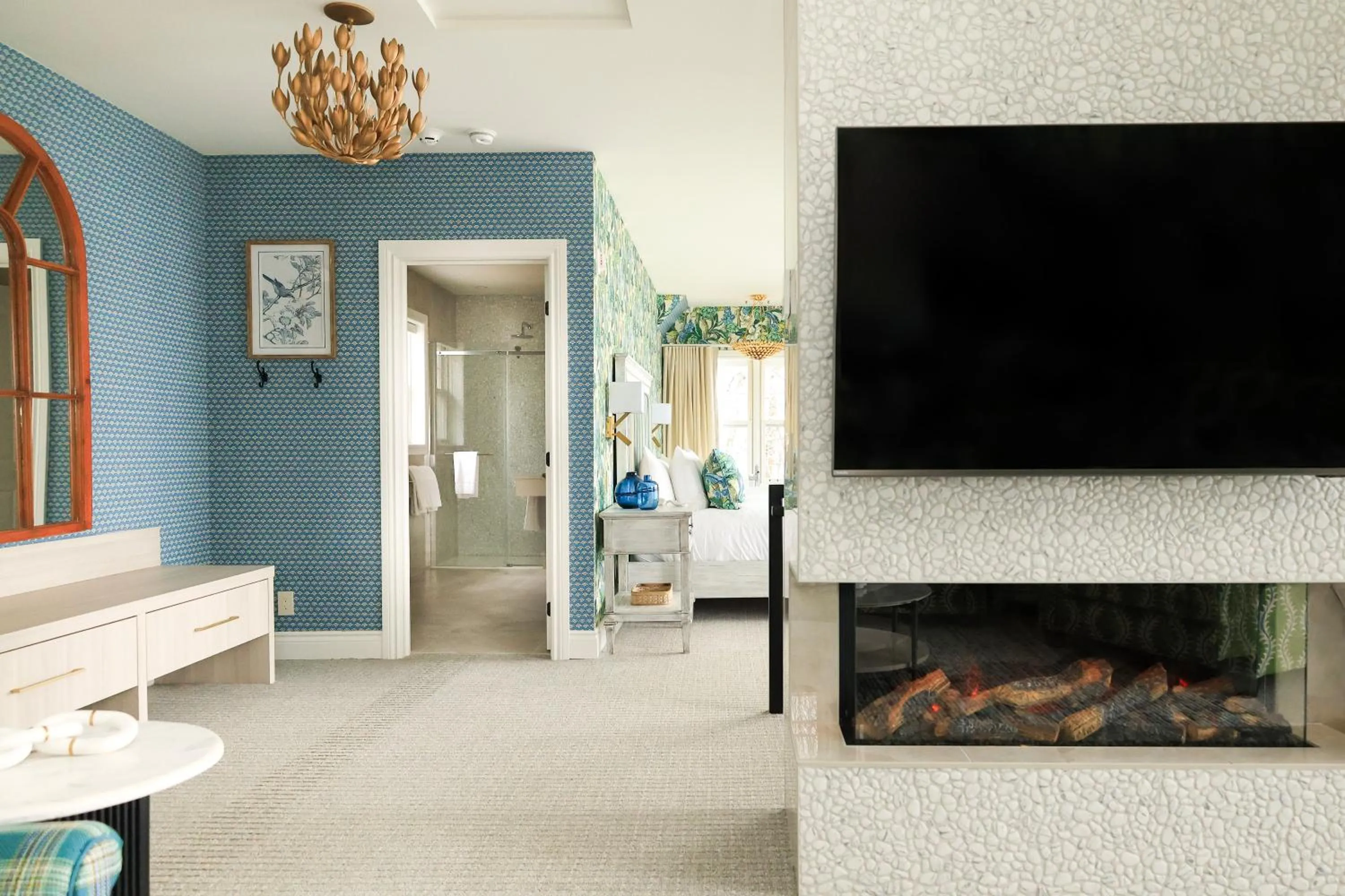 Communal lounge/ TV room in Manoir Hovey, Relais & Châteaux