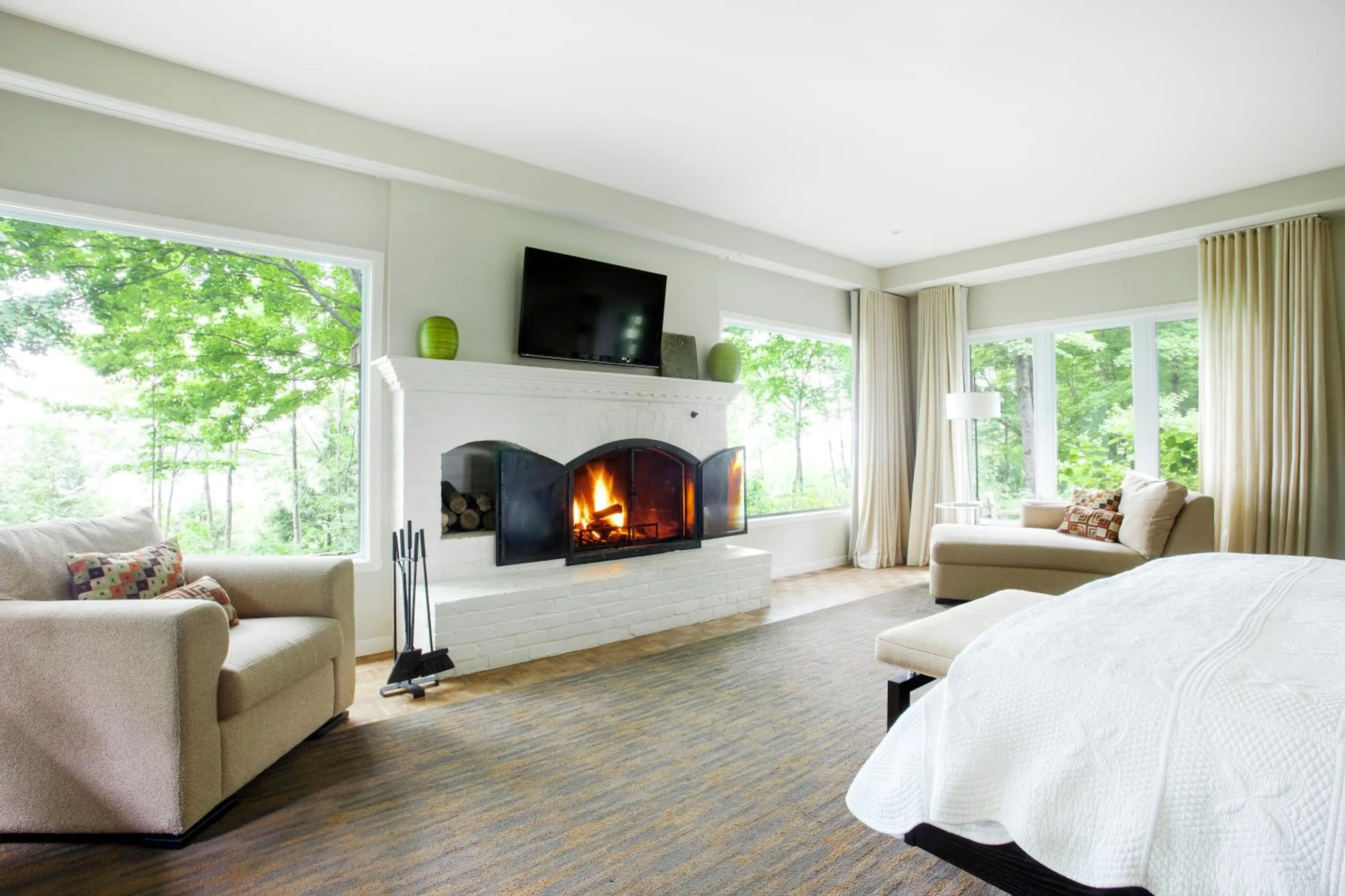 Bedroom, Bed in Manoir Hovey, Relais & Châteaux