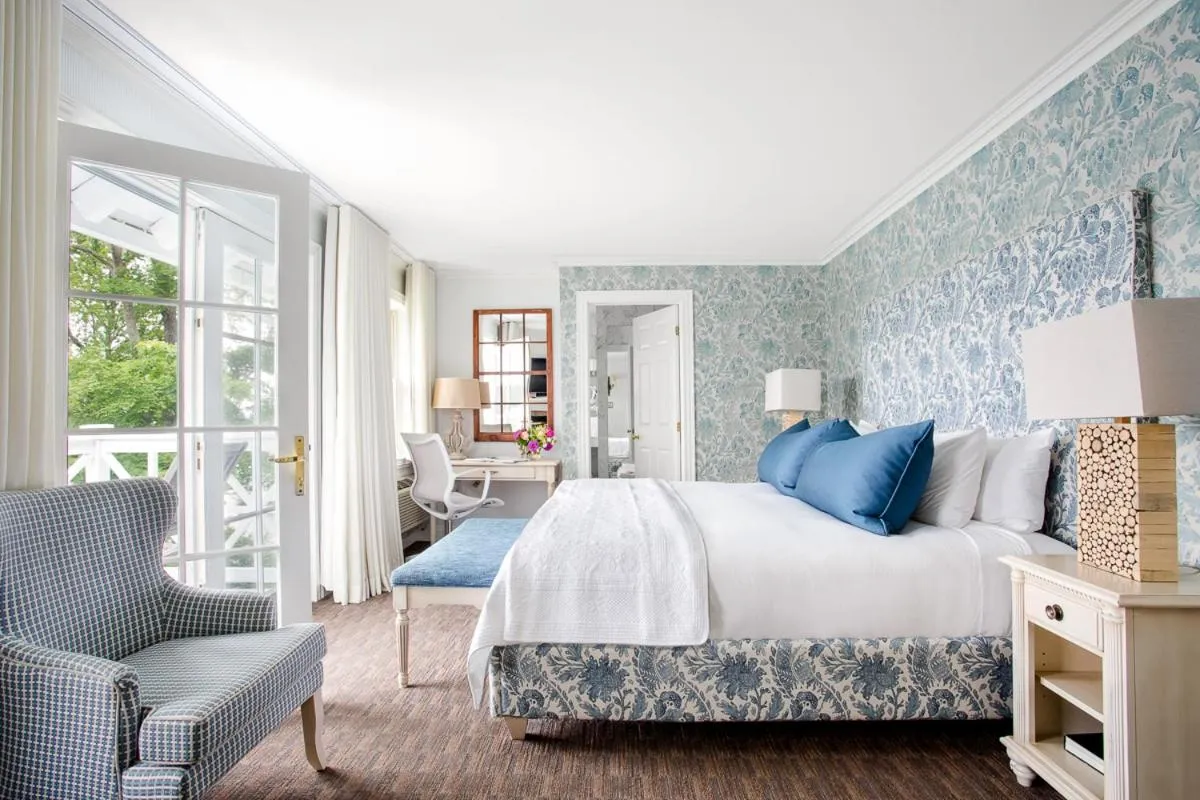 Bed in Manoir Hovey, Relais & Châteaux