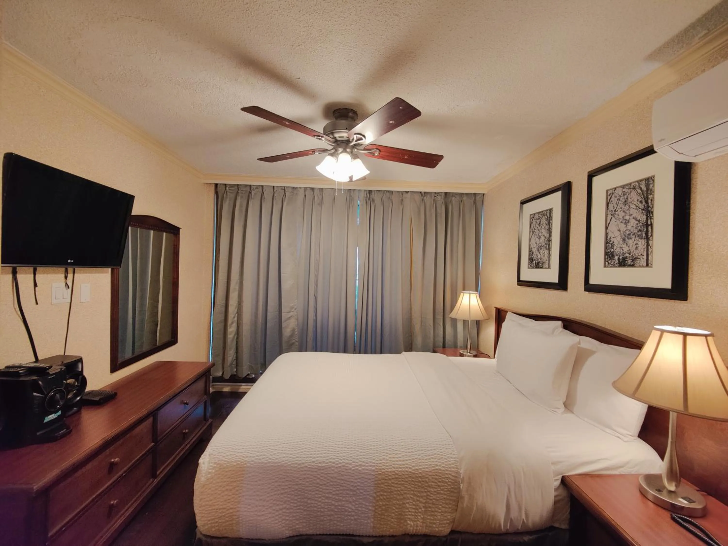 Bedroom, Bed in Divya Sutra Suites on Robson Downtown Vancouver