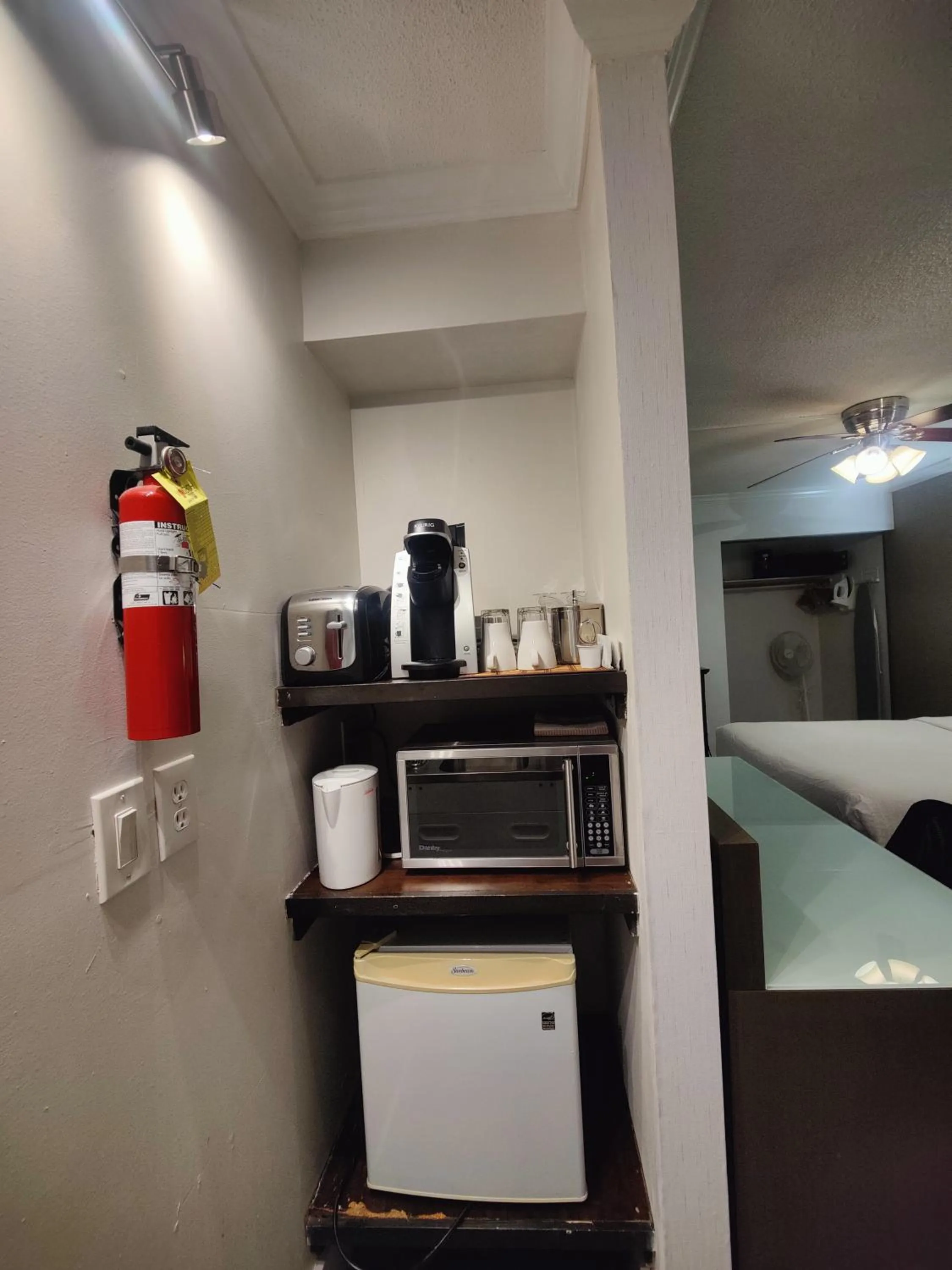 Coffee/tea facilities, Bed in Divya Sutra Suites on Robson Downtown Vancouver