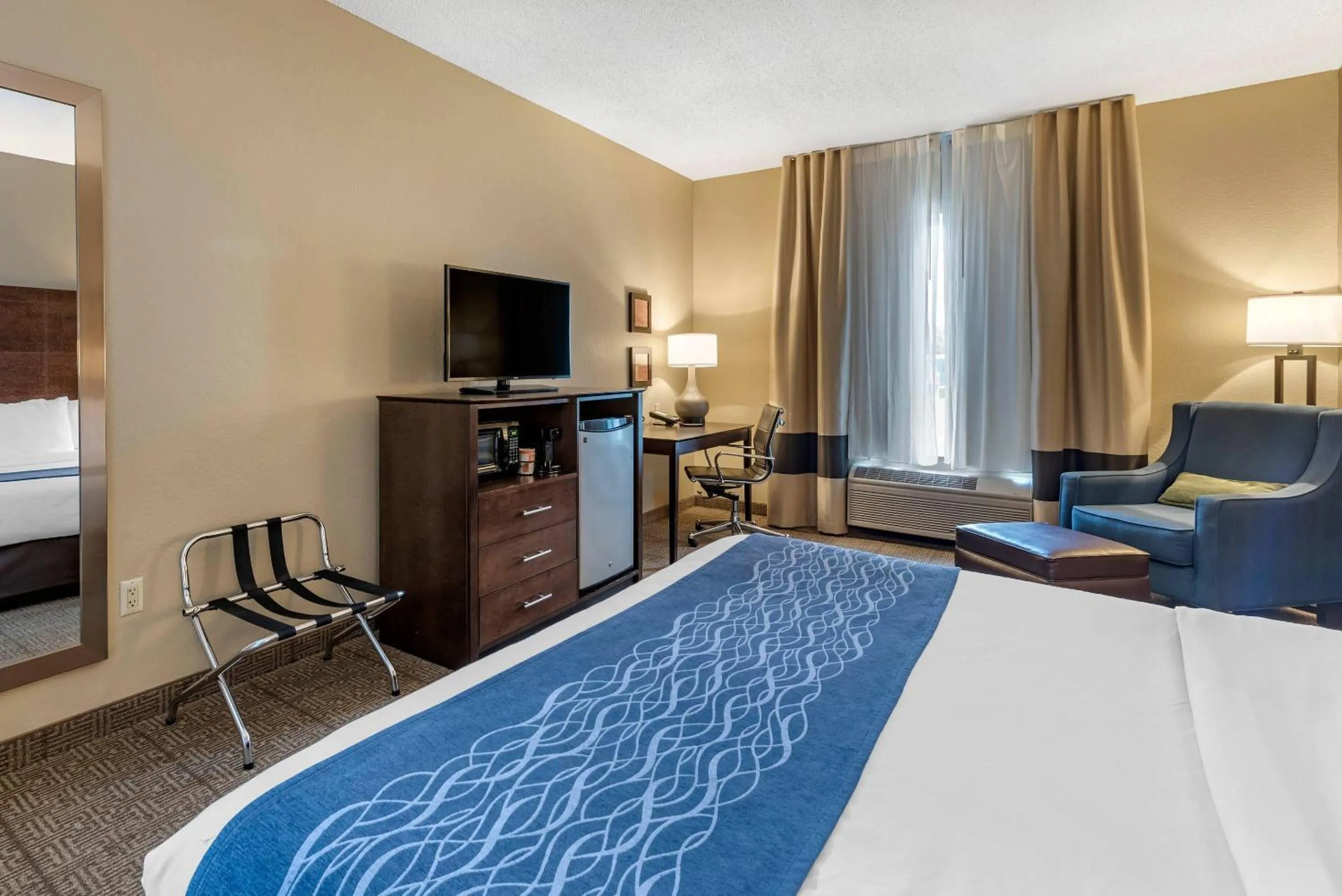 Bedroom, Bed in Comfort Inn & Suites Bryant - Benton