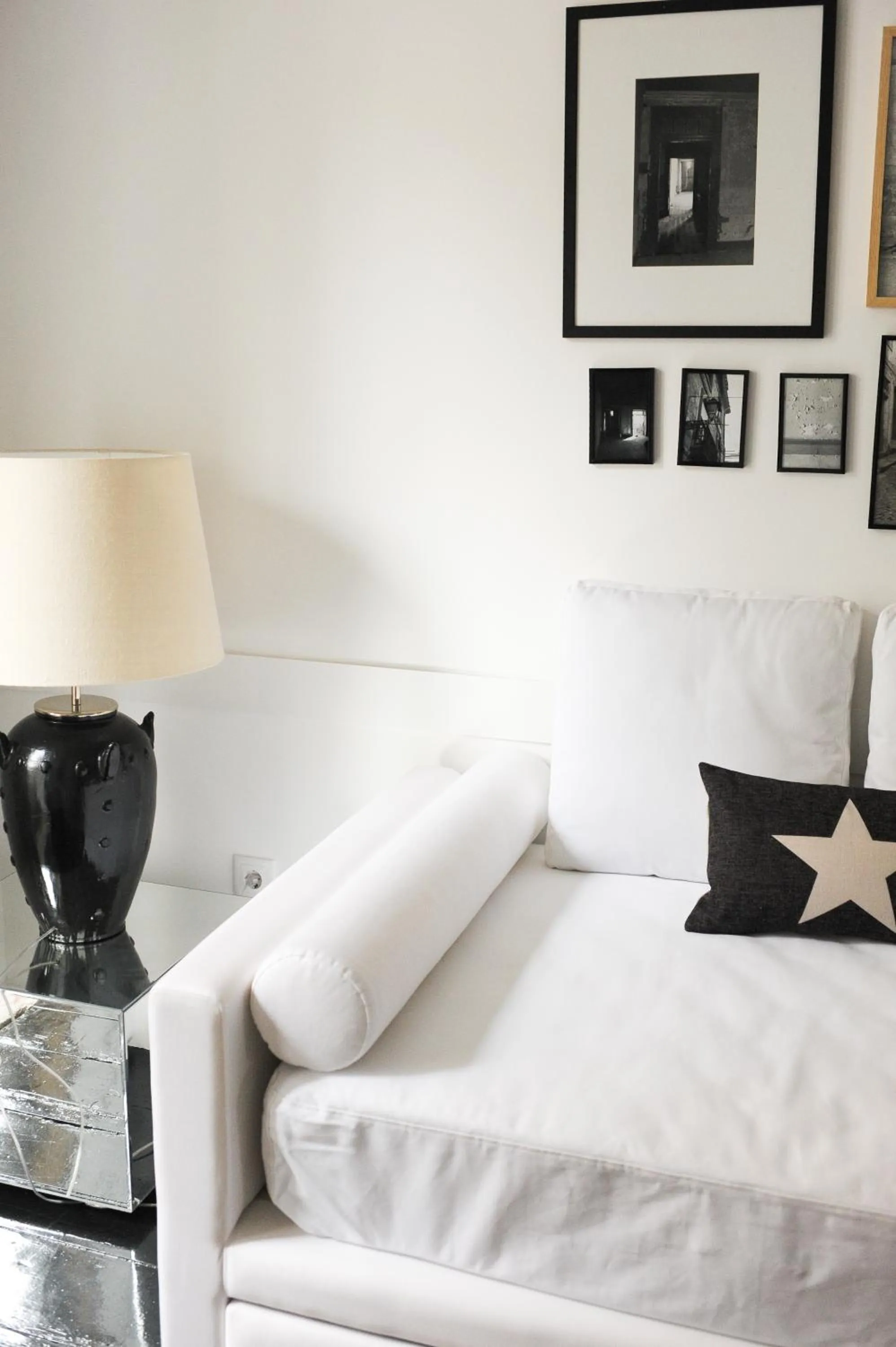 Living room, Bed in Mo House