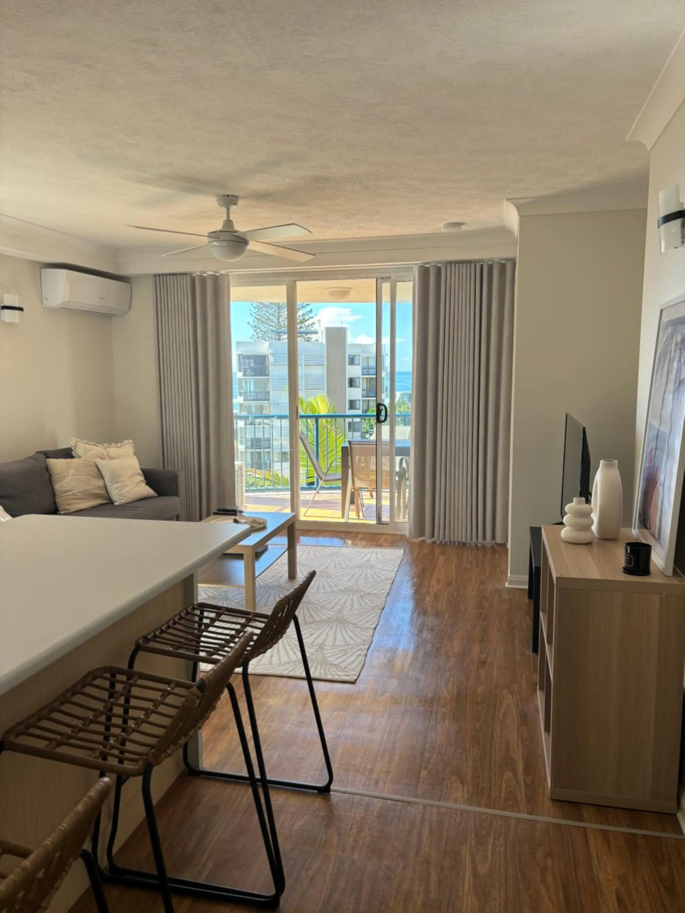 Bed in San Mateo On Broadbeach