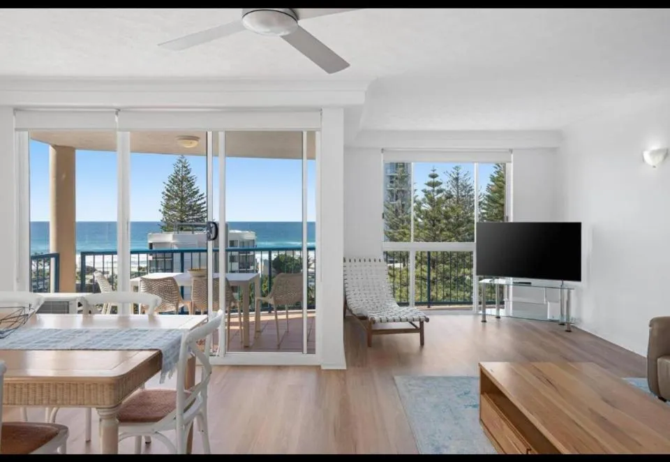 TV and multimedia in San Mateo On Broadbeach