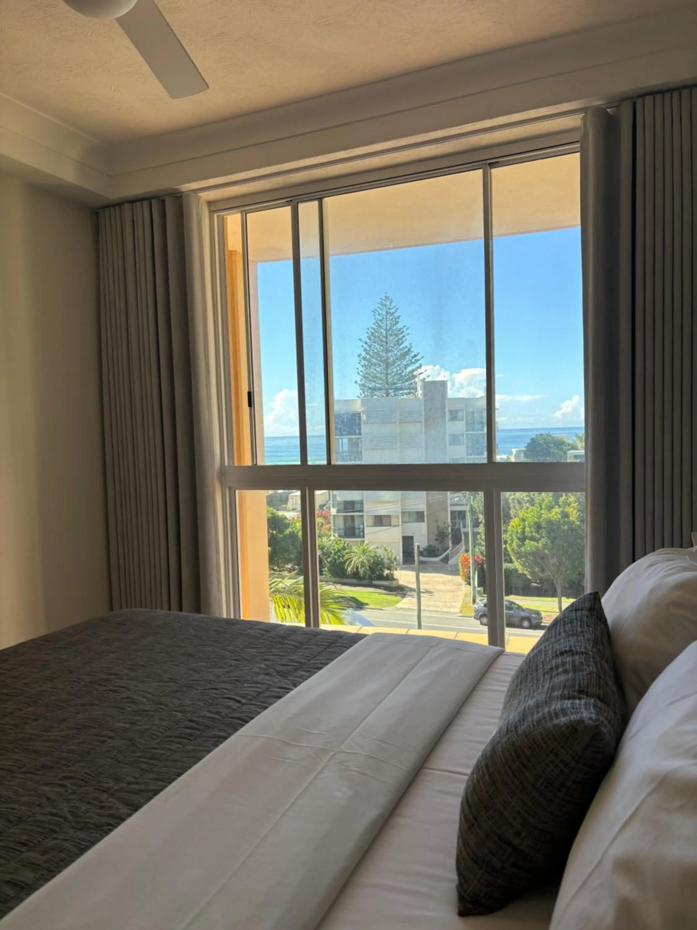 Bed in San Mateo On Broadbeach