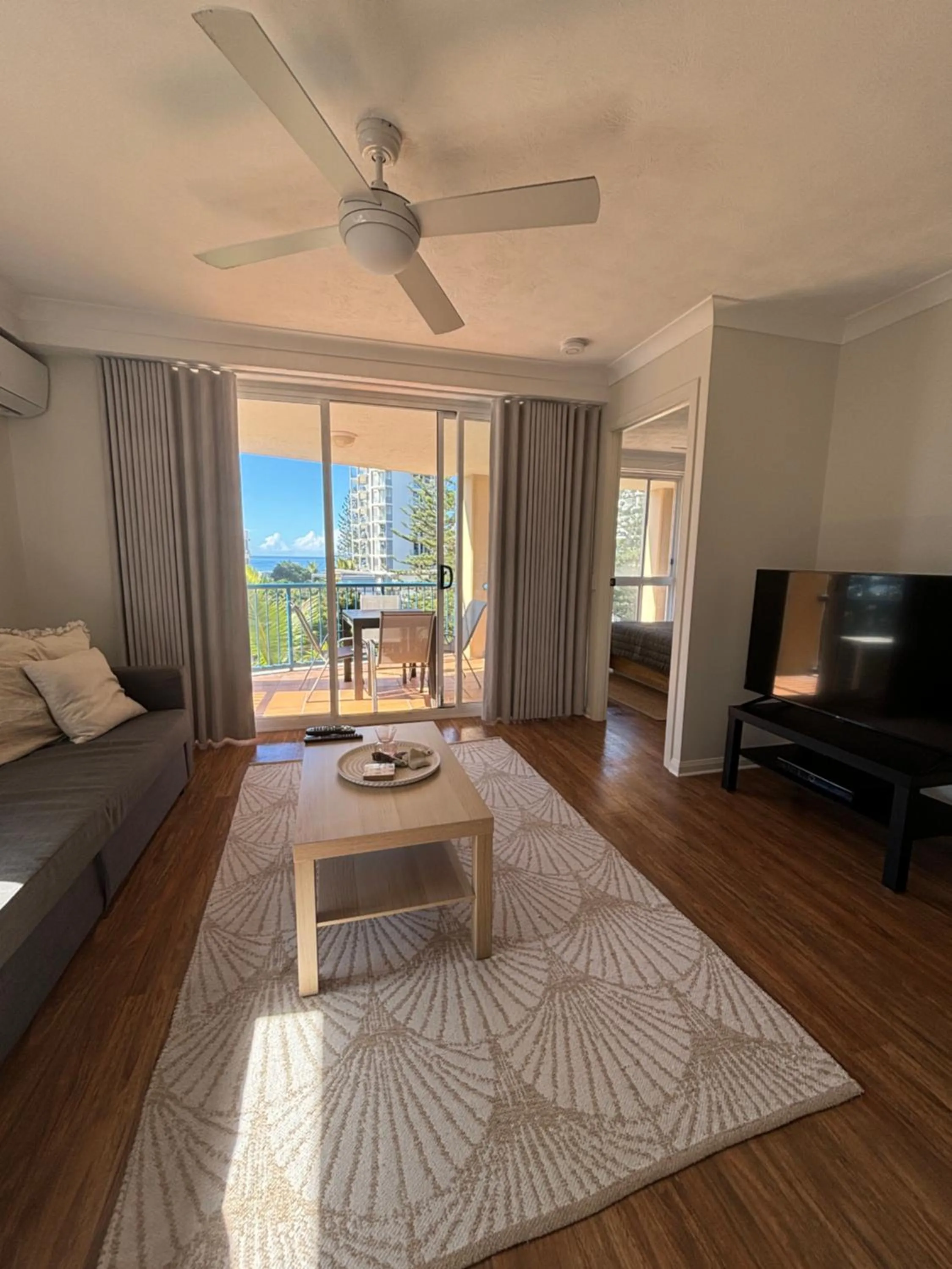 Bed in San Mateo On Broadbeach