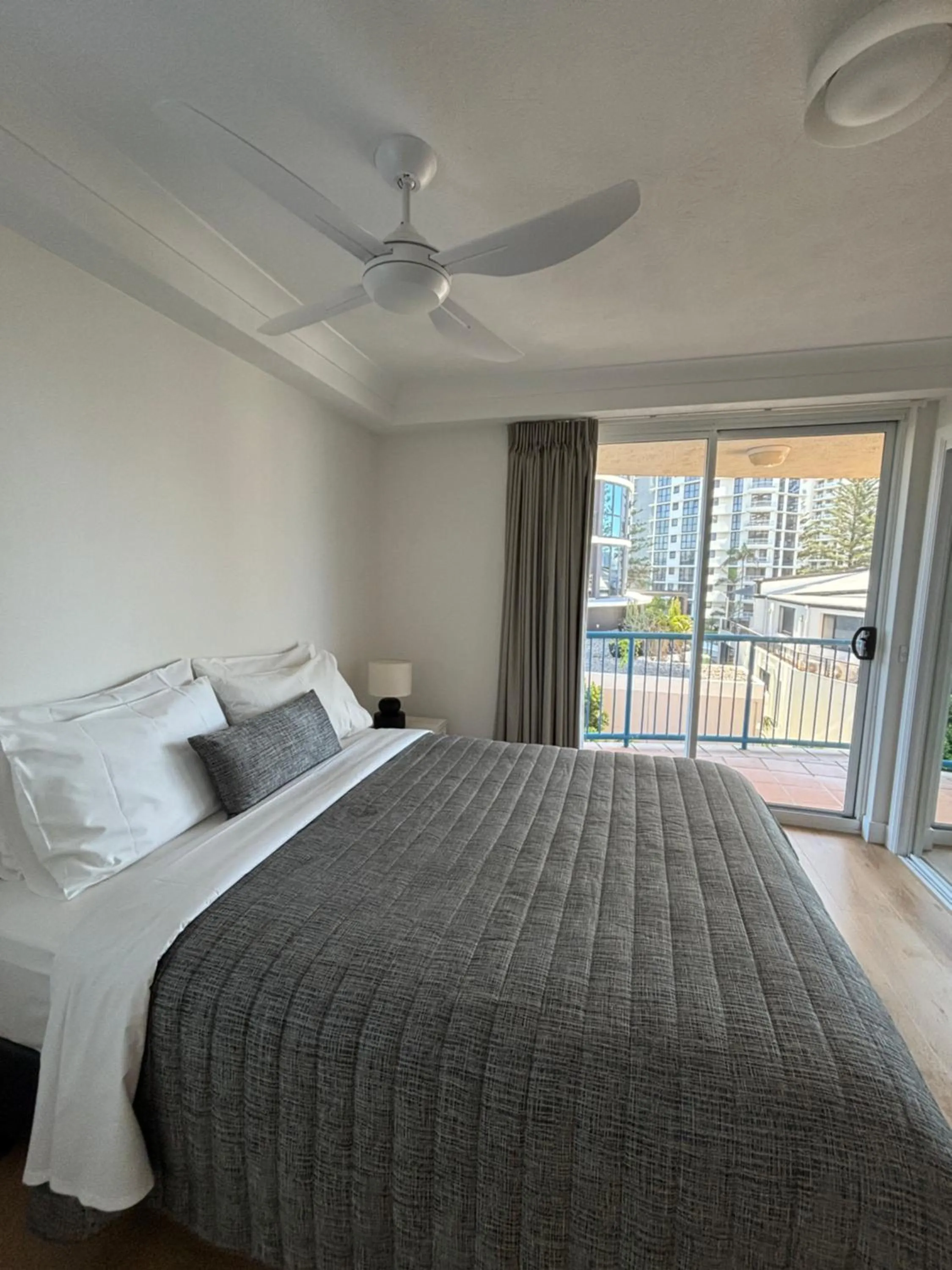 Bed in San Mateo On Broadbeach