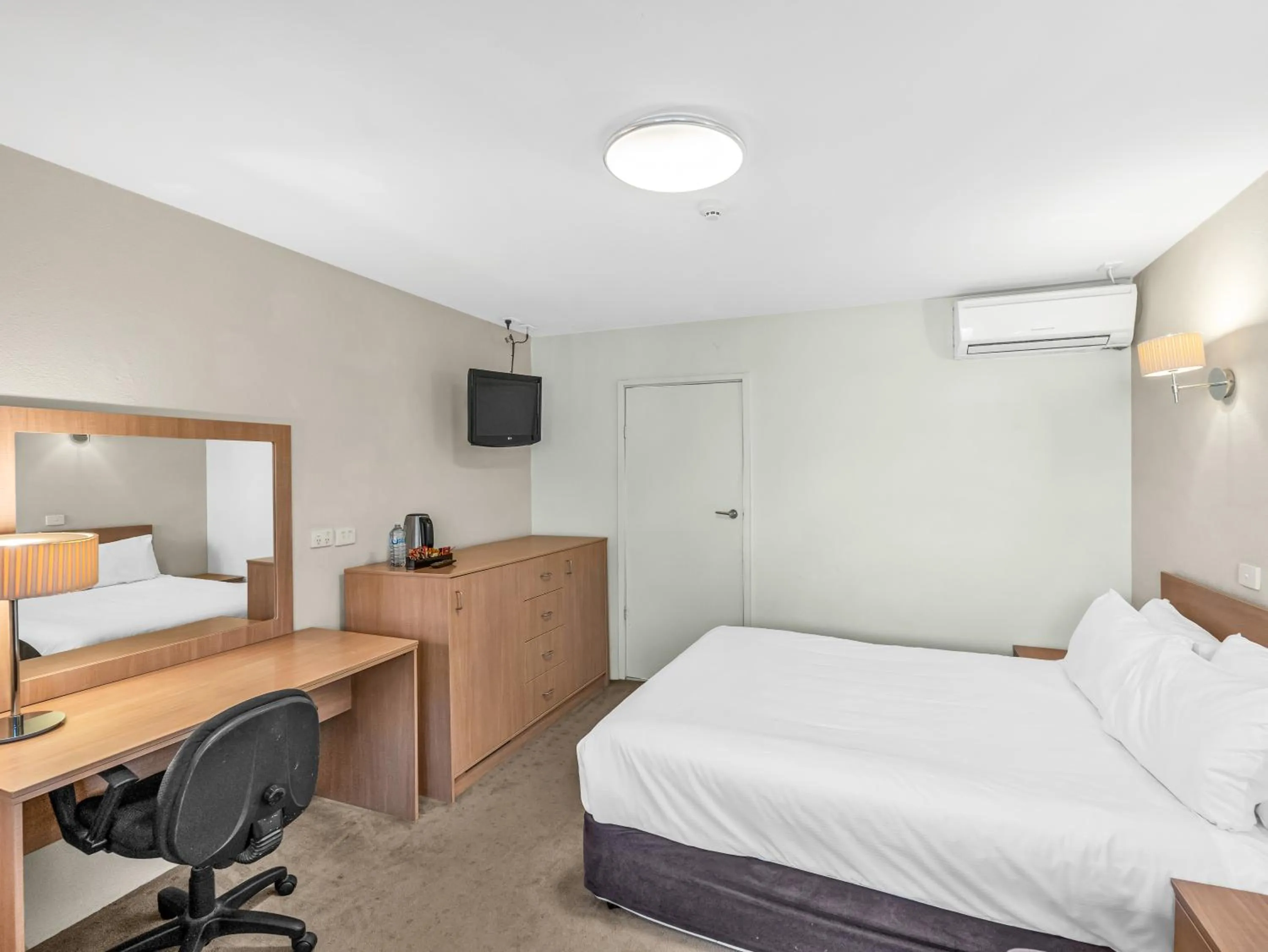 Bed in Tall Trees Ainslie Motel