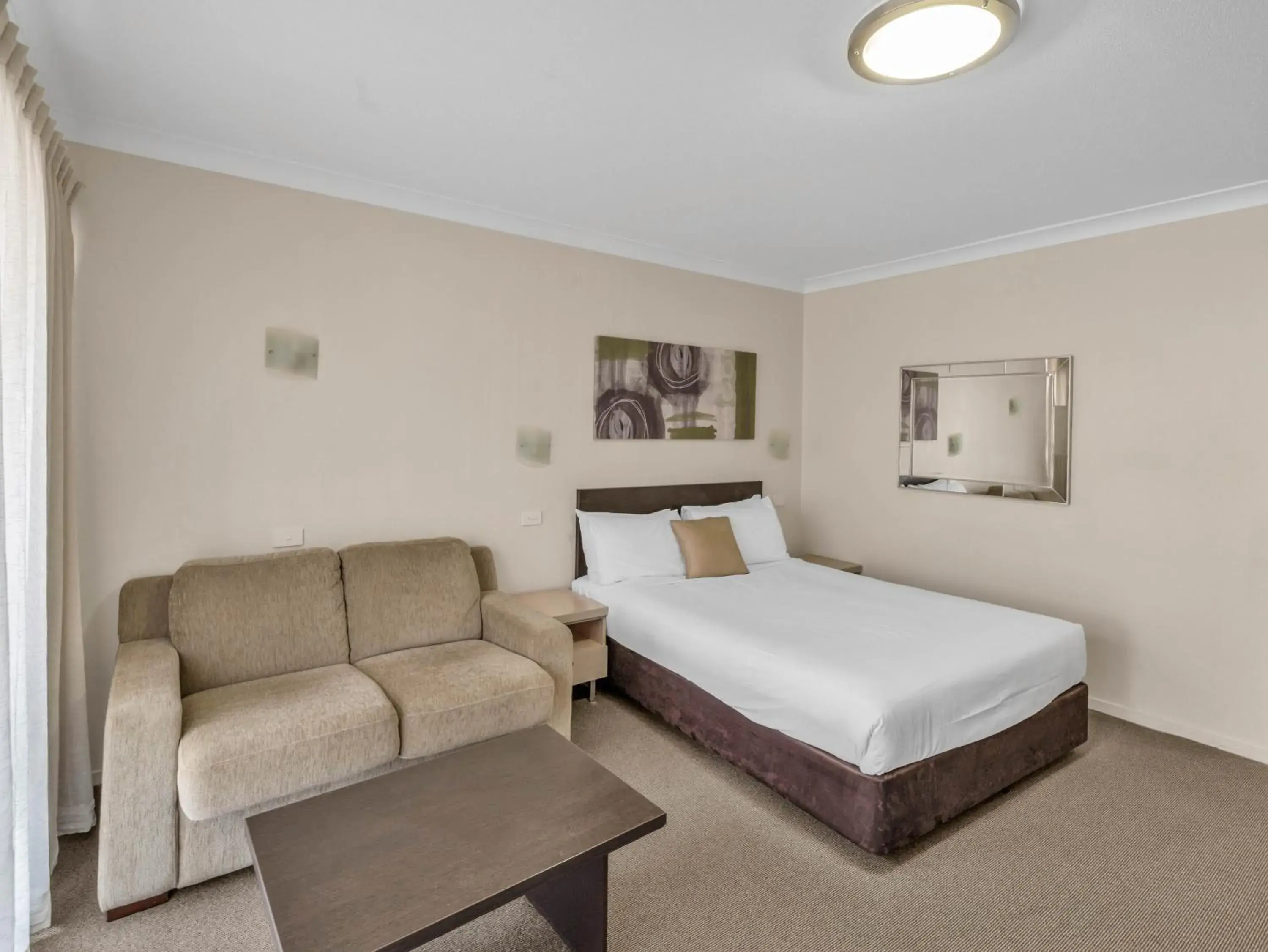 Executive Queen Room with Balcony in Tall Trees Ainslie Motel Executive Queen Room with Balcony in Tall Trees Ainslie Motel