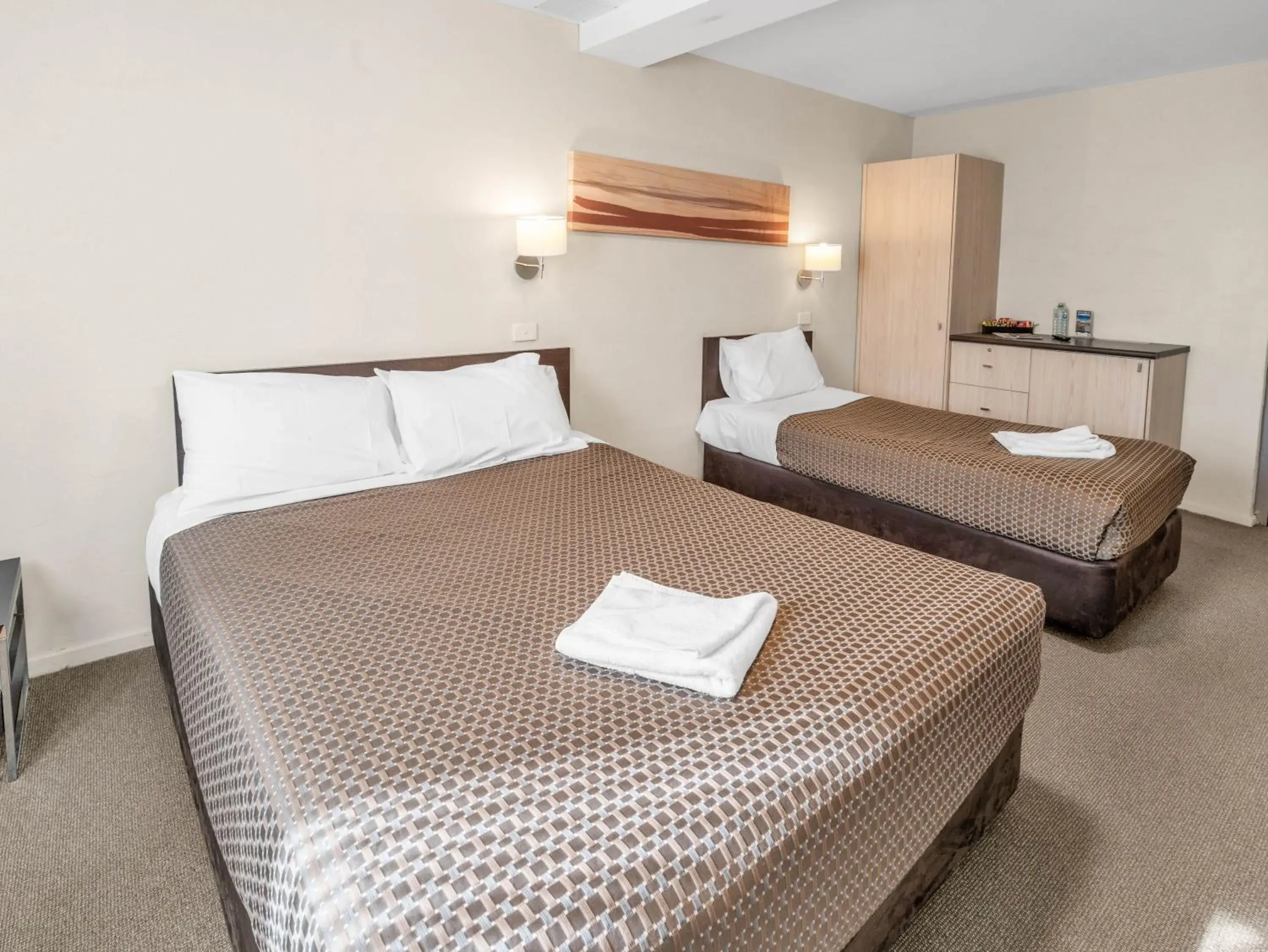 Superior Queen Room with Single Bed in Tall Trees Ainslie Motel Superior Queen Room with Single Bed in Tall Trees Ainslie Motel