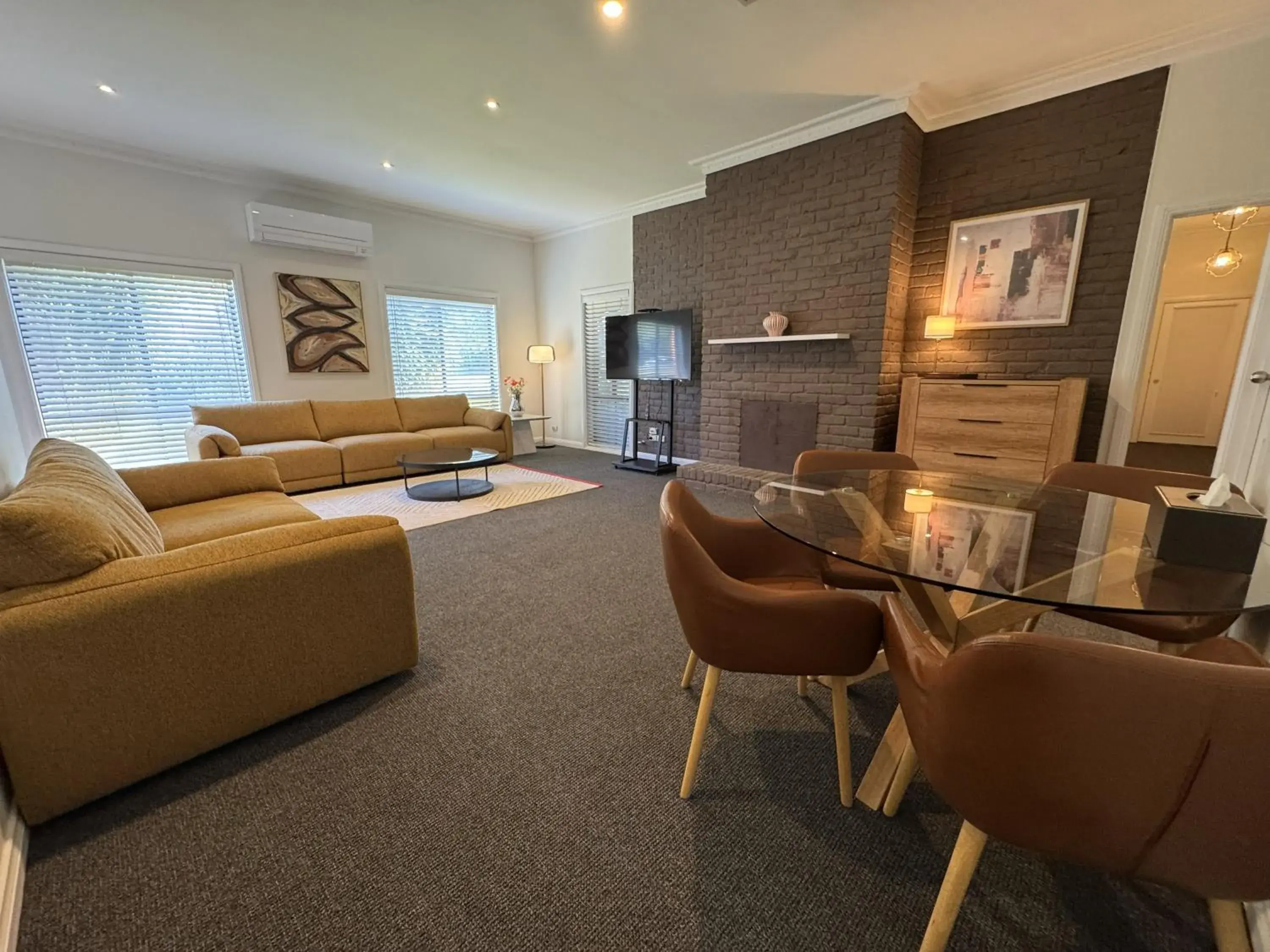 Three-Bedroom Superior Apartment in Lincoln Cottage Motor Inn Three-Bedroom Superior Apartment in Lincoln Cottage Motor Inn