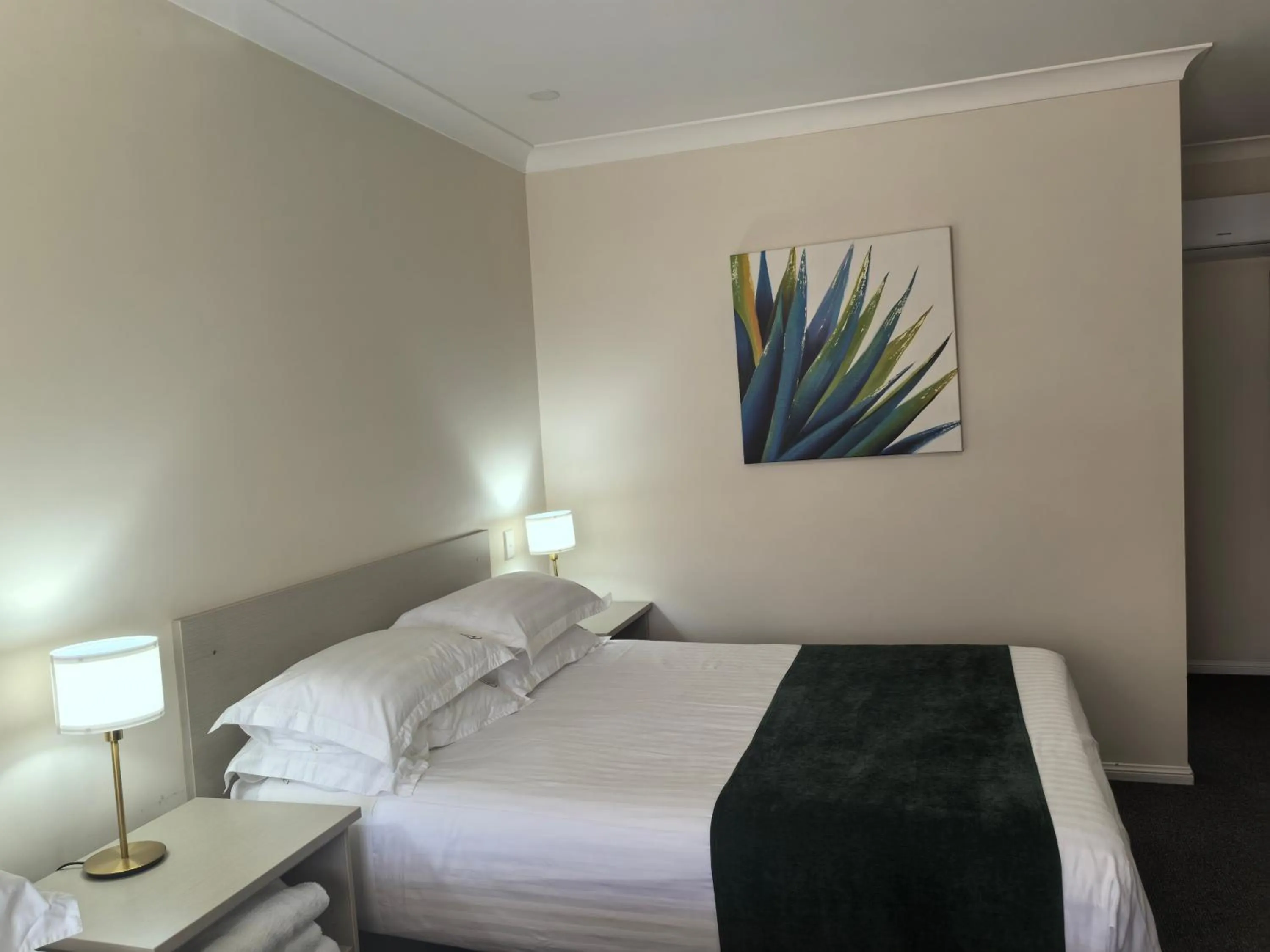 Bed in Lincoln Cottage Motor Inn