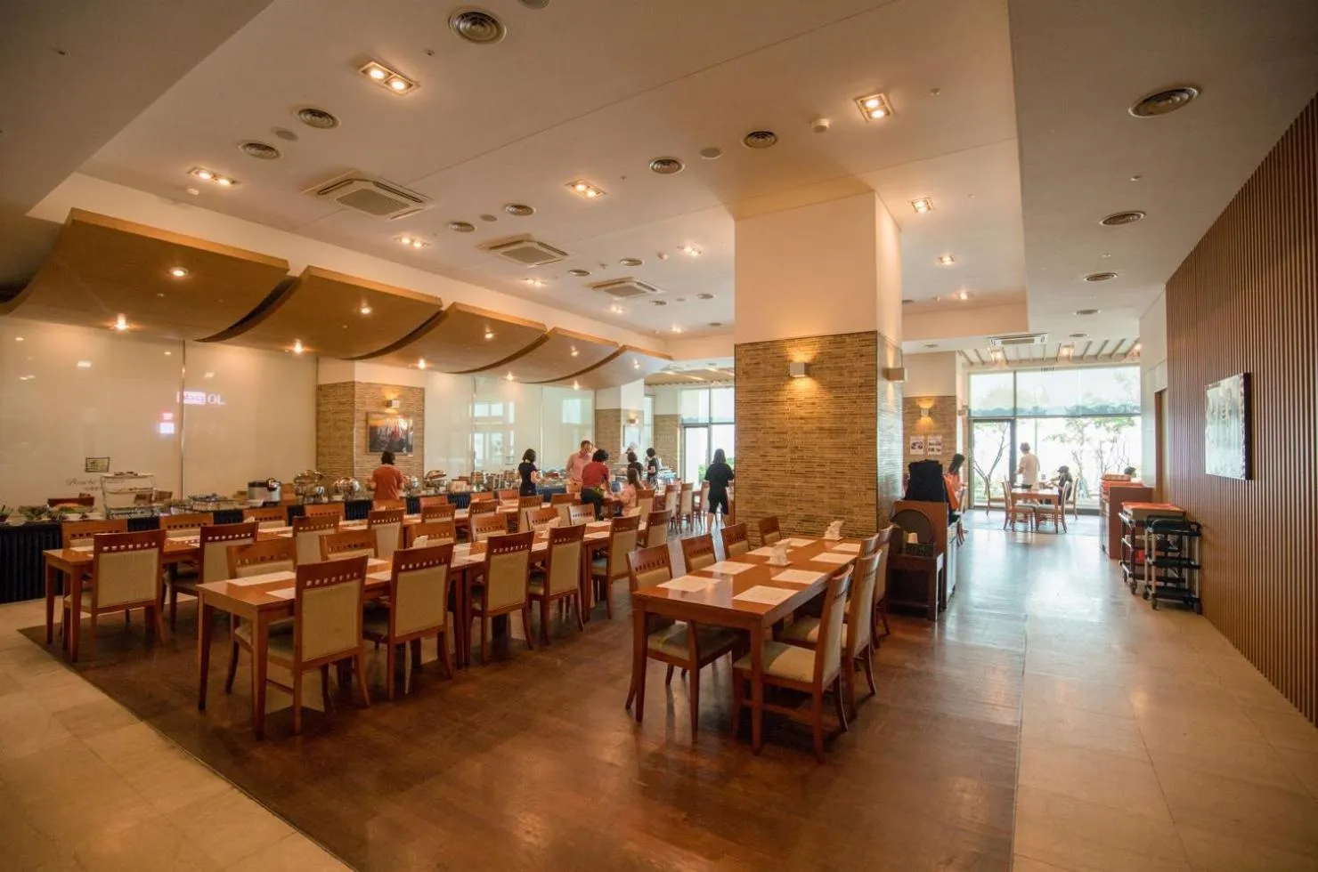 Restaurant/places to eat in Beache Palace