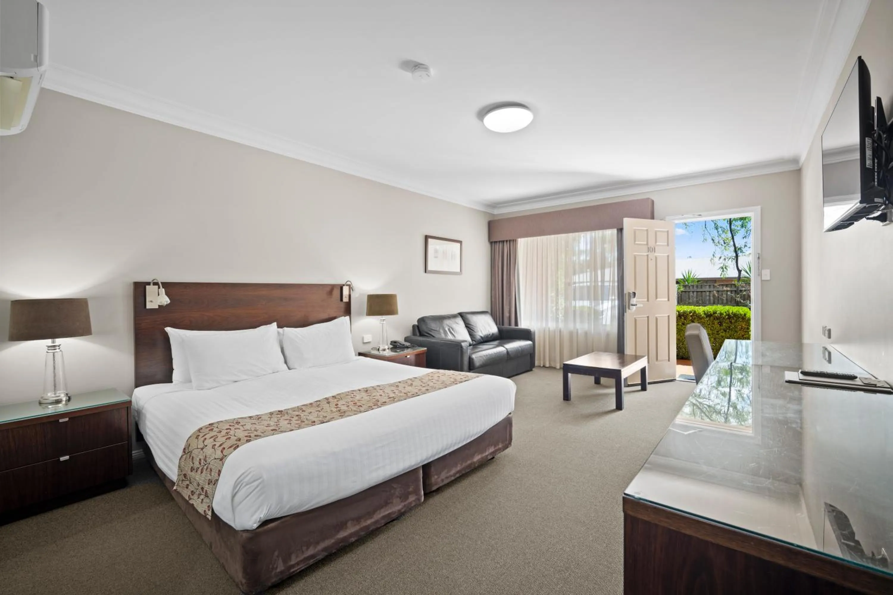 Living room, Bed in Carlyle Suites & Apartments