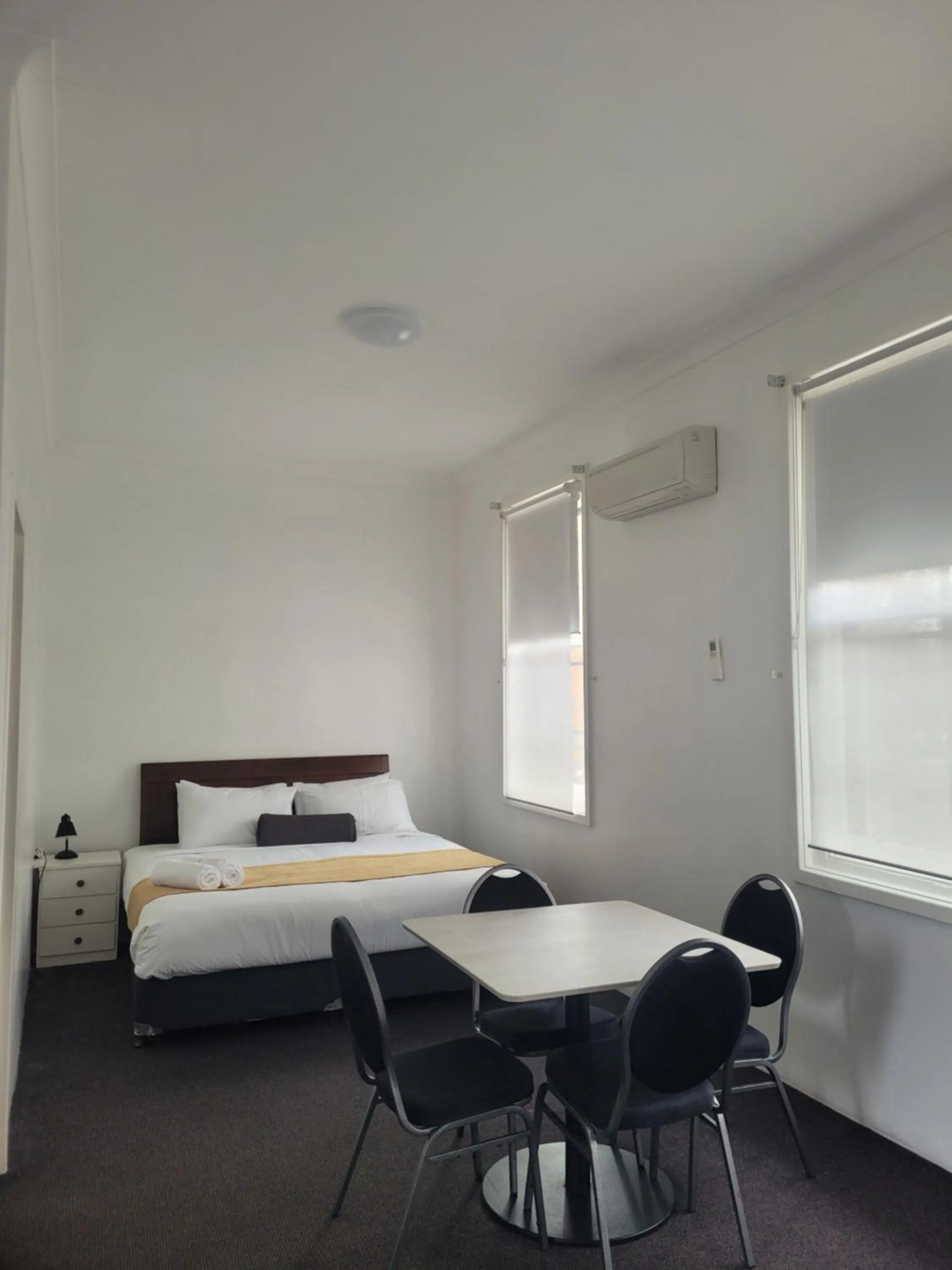 Bed in Seaton Arms Motor Inn