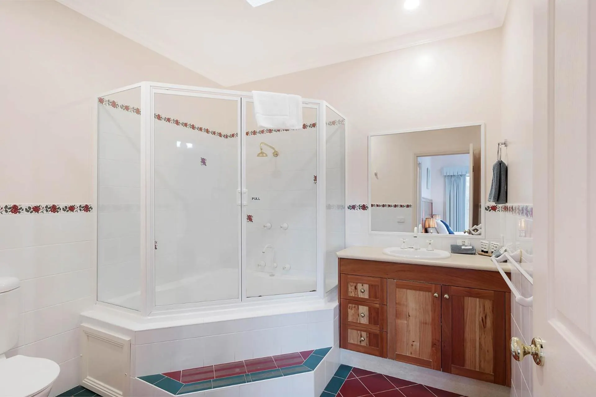 Bathroom in Robyn's Nest Lakeside Resort