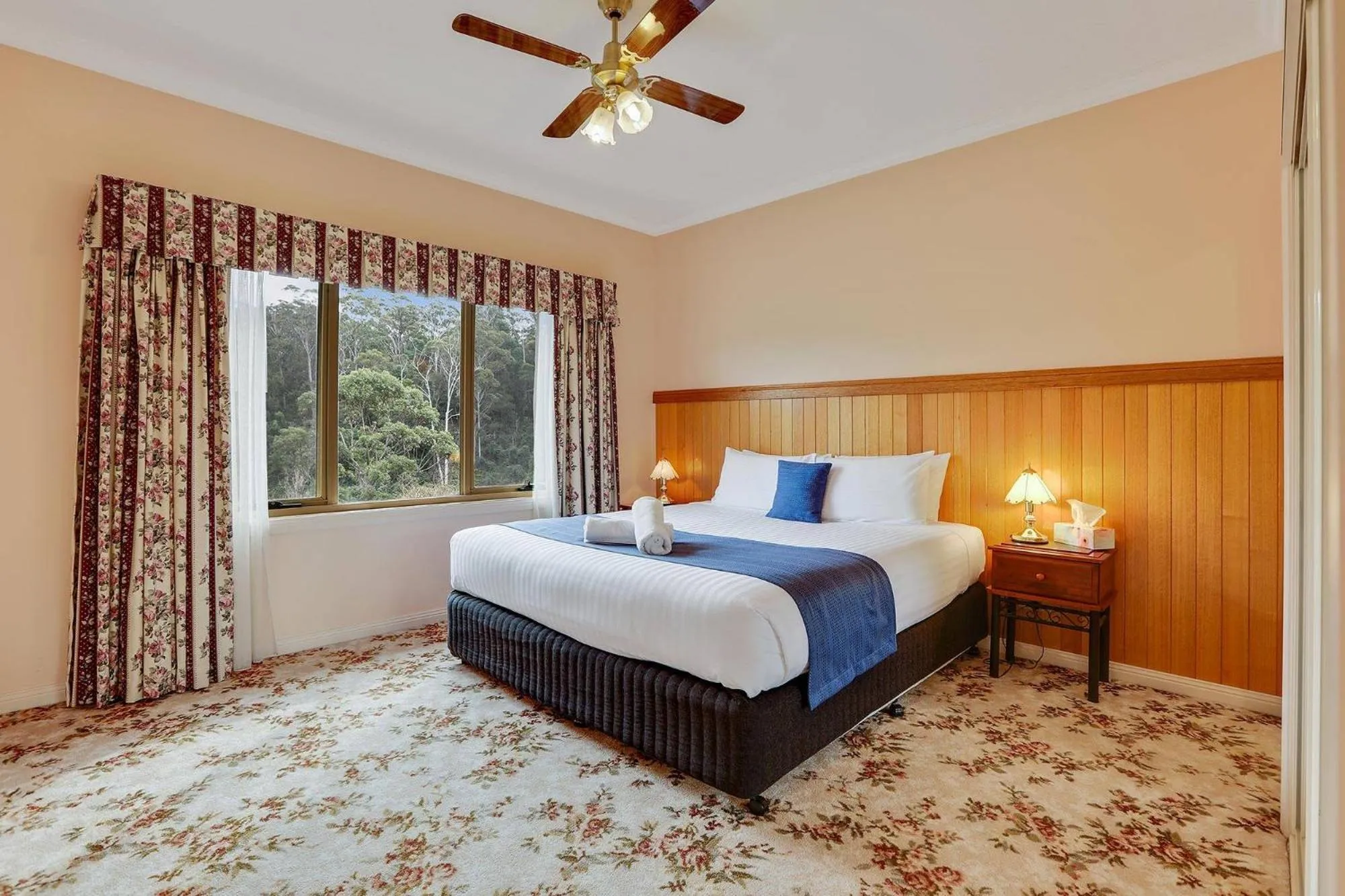 Bedroom, Bed in Robyn's Nest Lakeside Resort